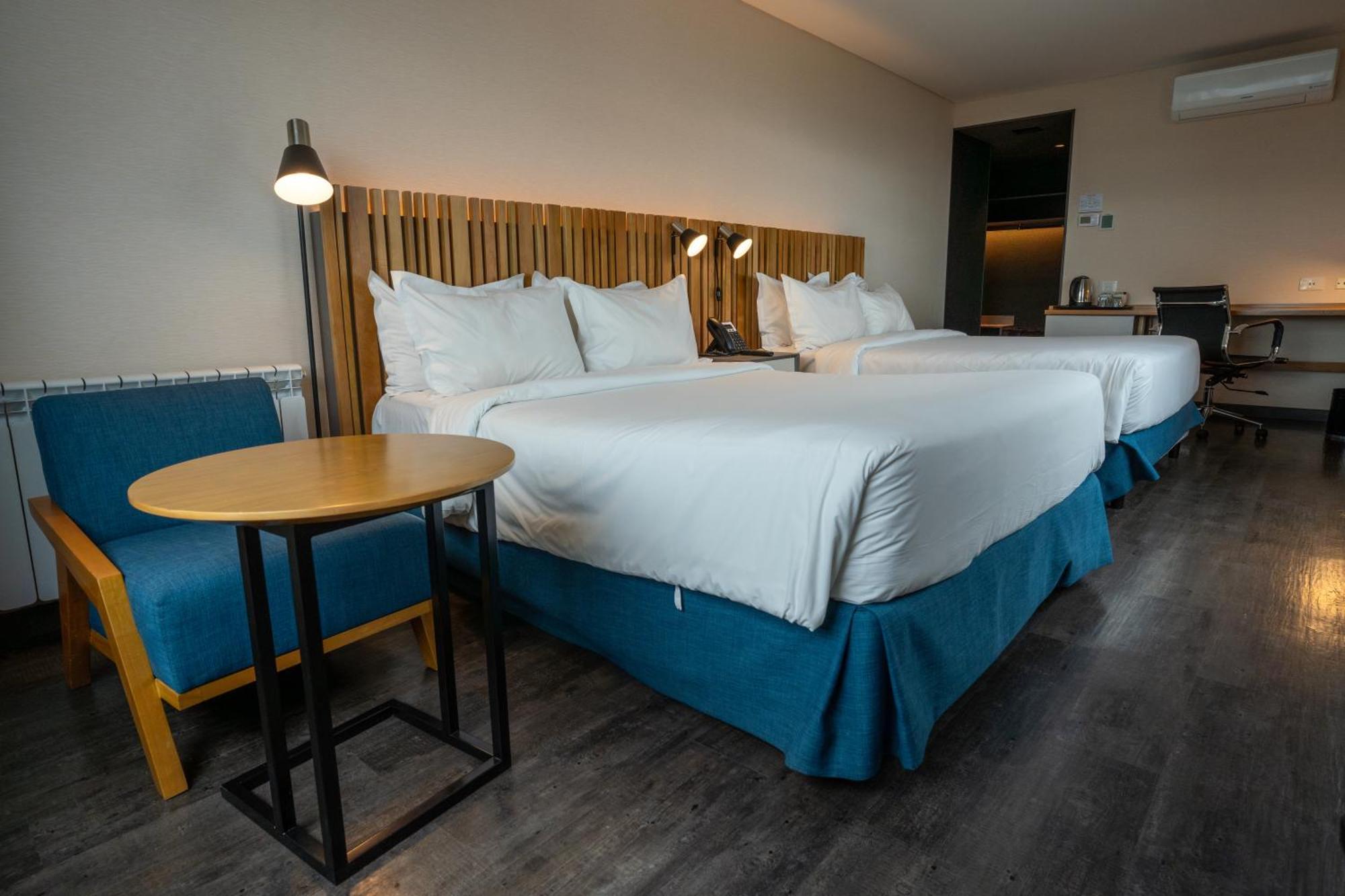 Quarto Duplo com 2 Camas de Casal e Vista Lago