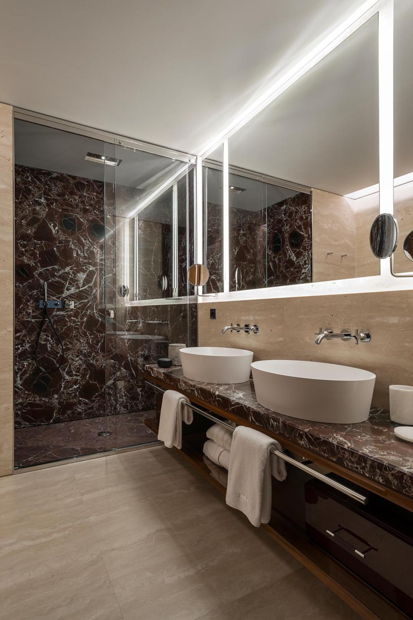 Deluxe Suite 3