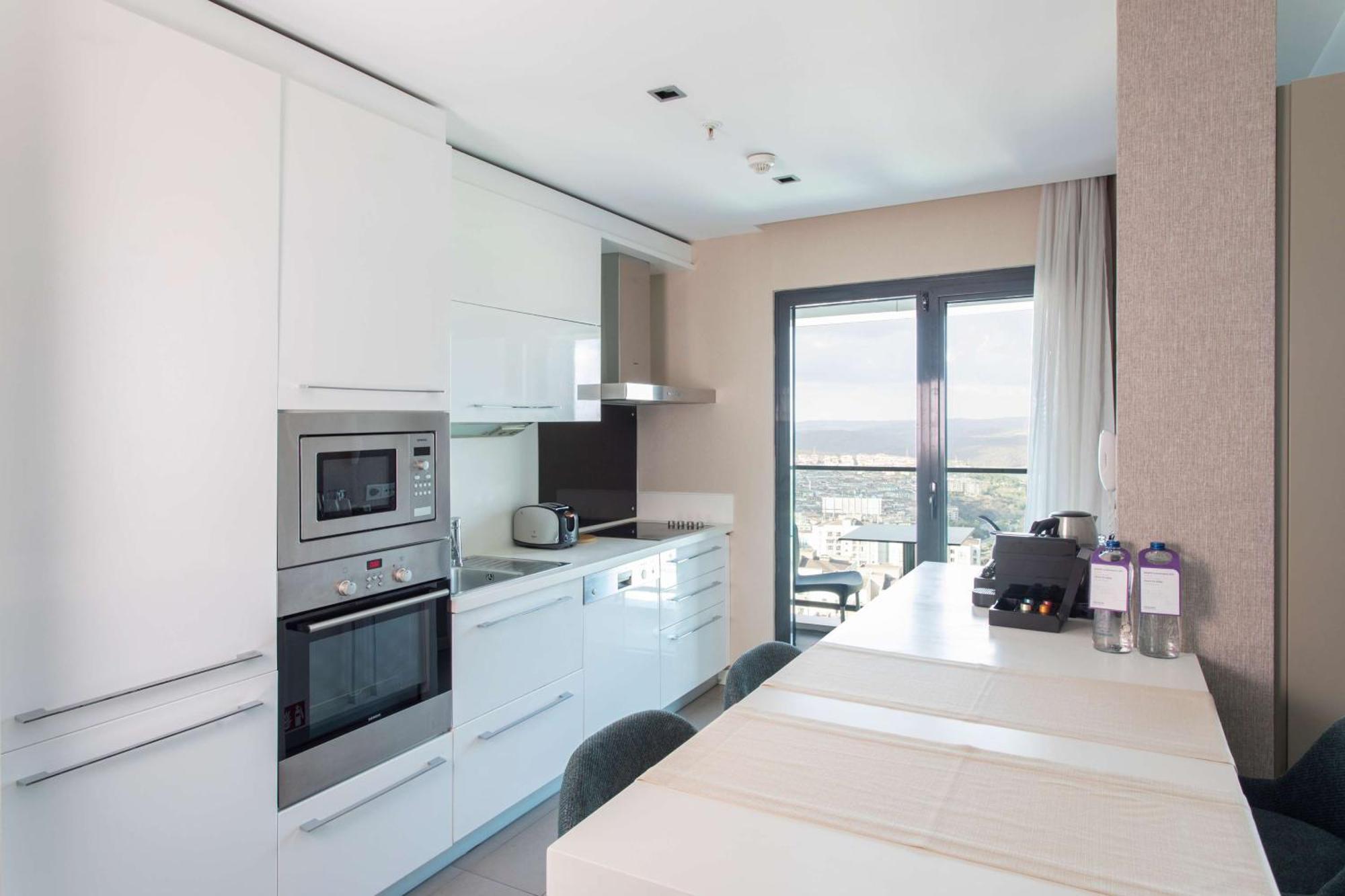 Apartamento de 1 dormitorio con balcón y vistas