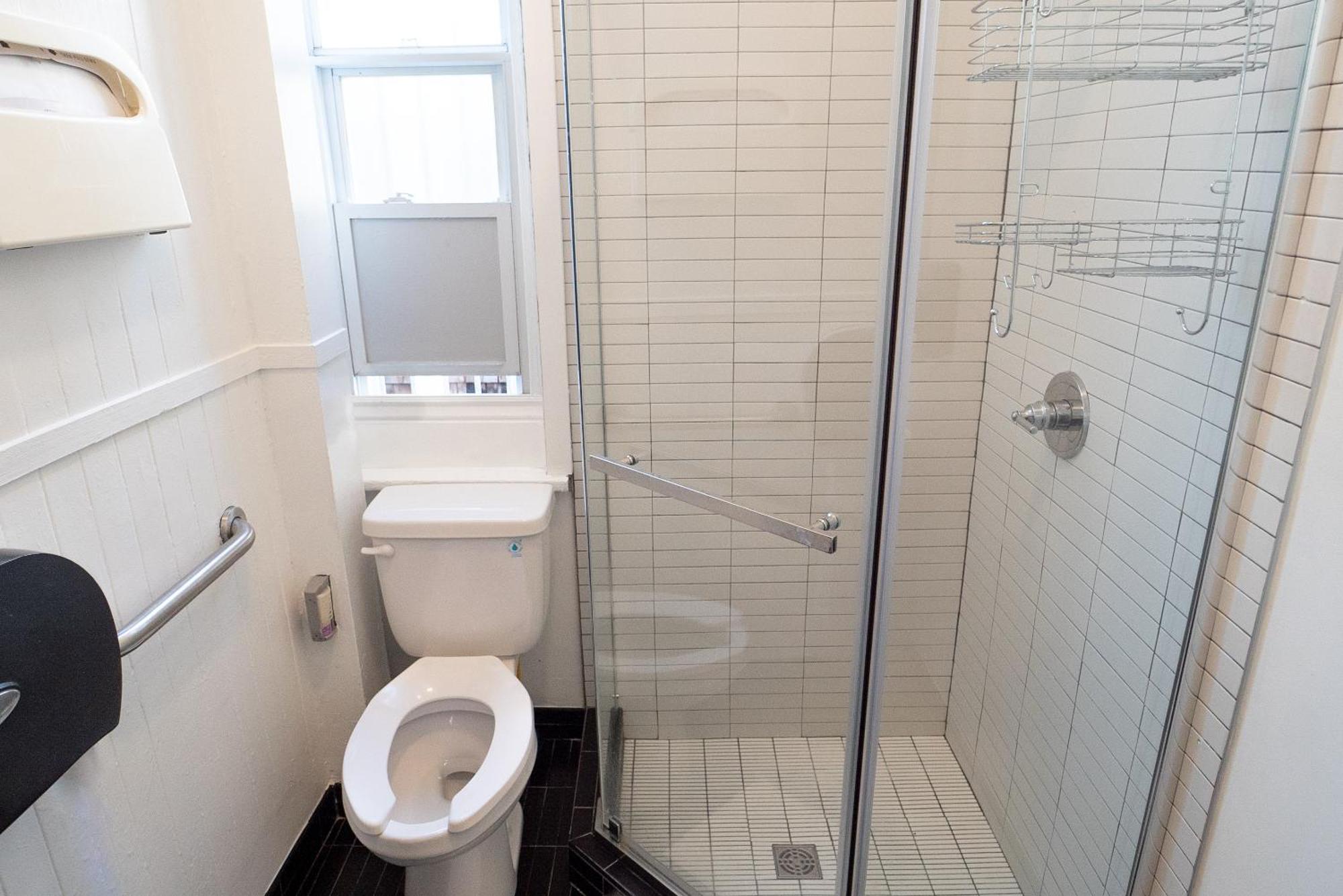 Single Bed 4-Bed Female Capsule Room