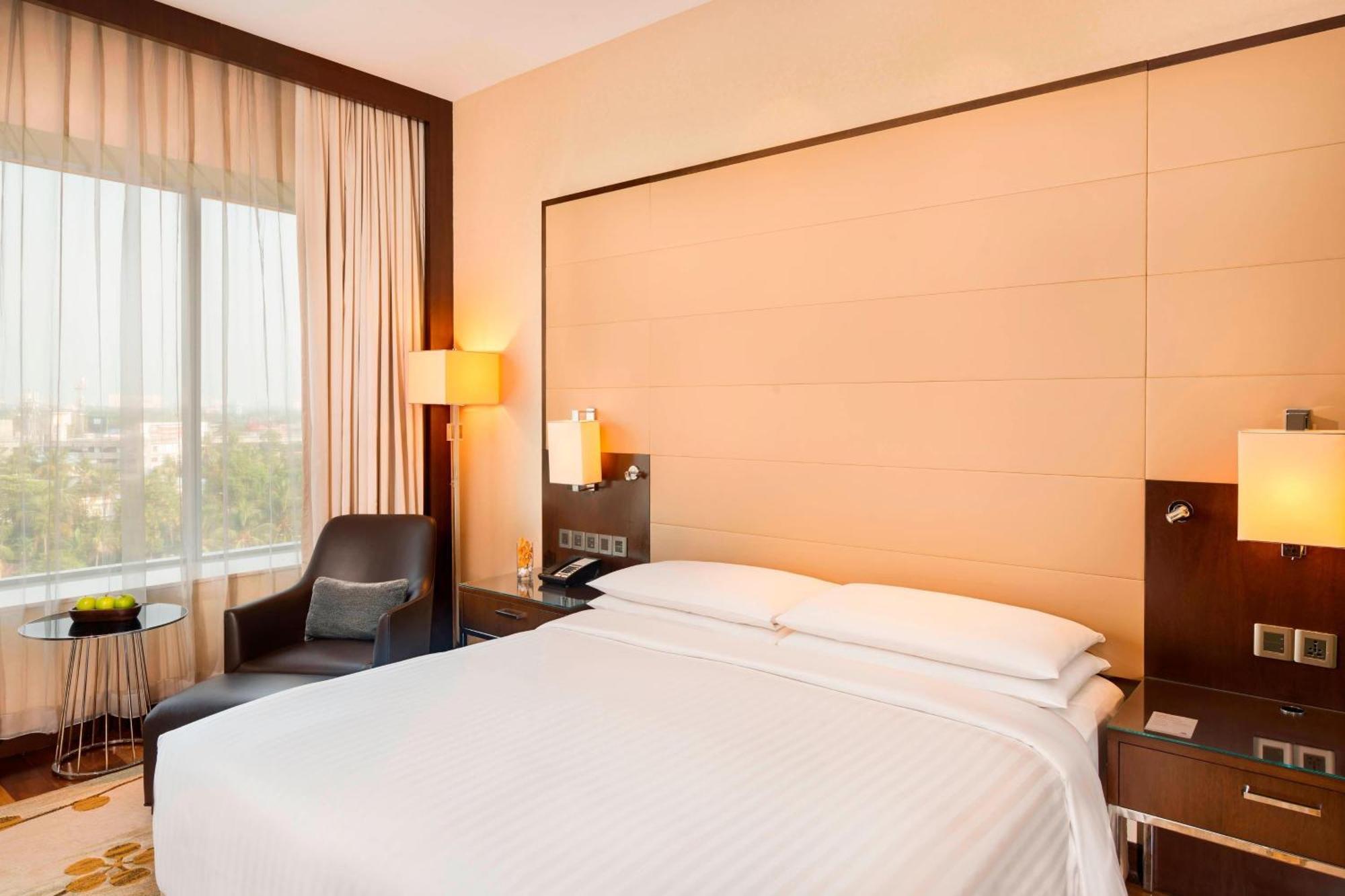 Executive Zimmer mit Kingsize-Bett und Zugang zur Executive Lounge
