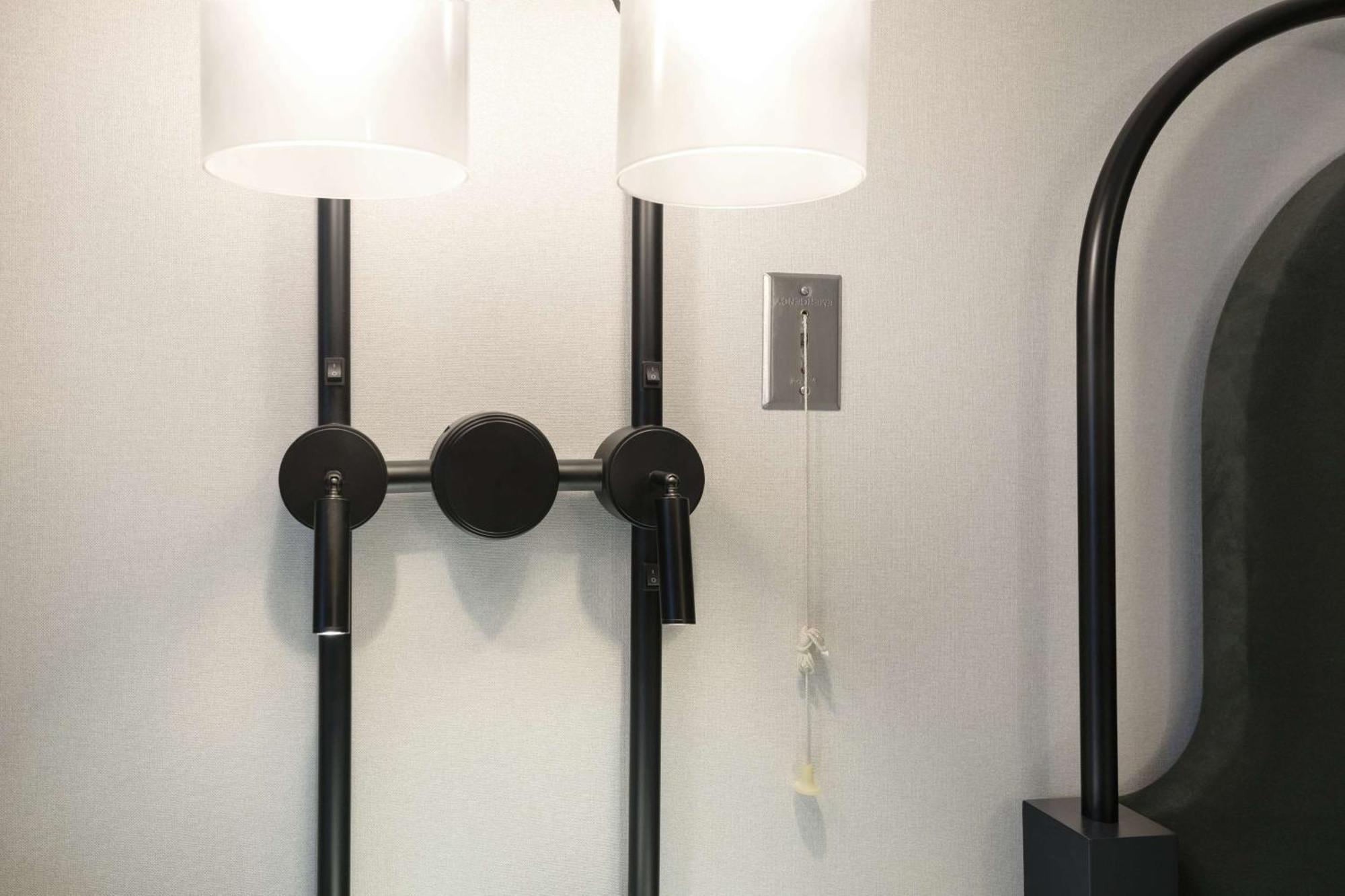 Quarto Duplo Deluxe com 2 Camas de Casal e Banheira - Acessível para Hóspedes com Mobilidade Reduzida/Deficiência Auditiva