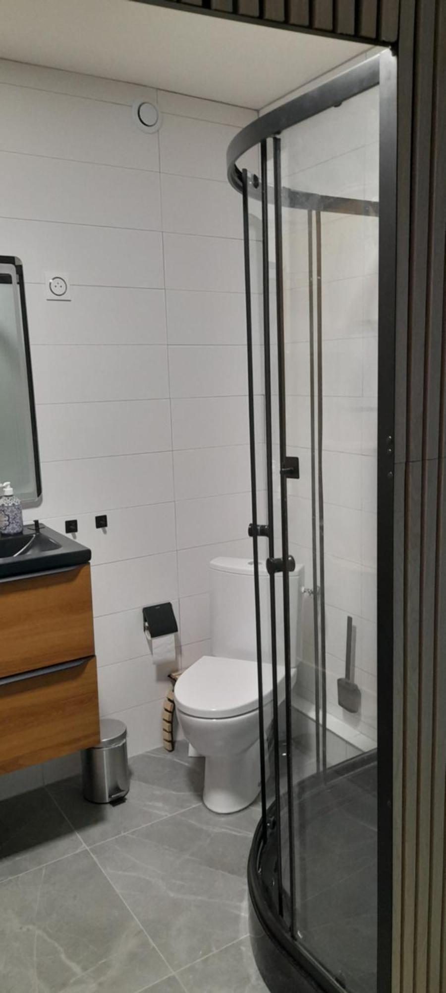 Deluxe Double Room Shower,1535511955:JPEG