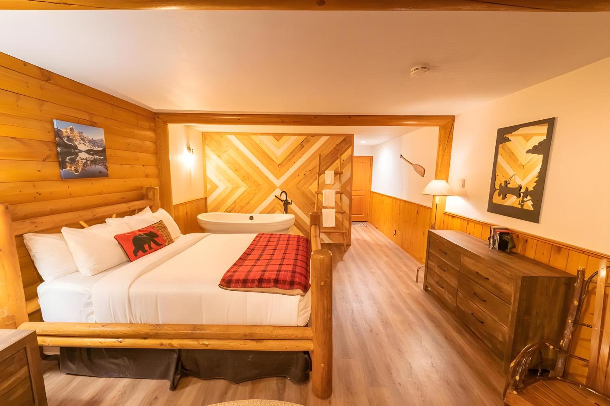 Jacuzzi Suite (Lodge Building)