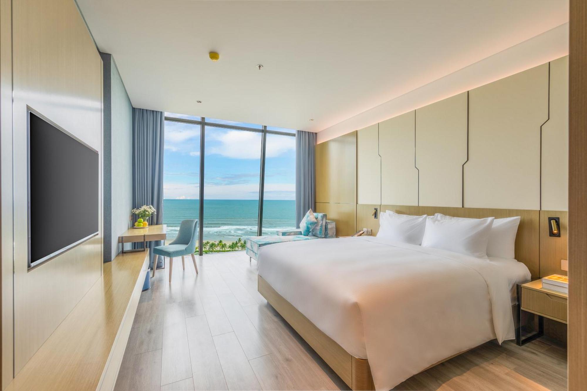 Suite King Room Ocean Front with Bathtub