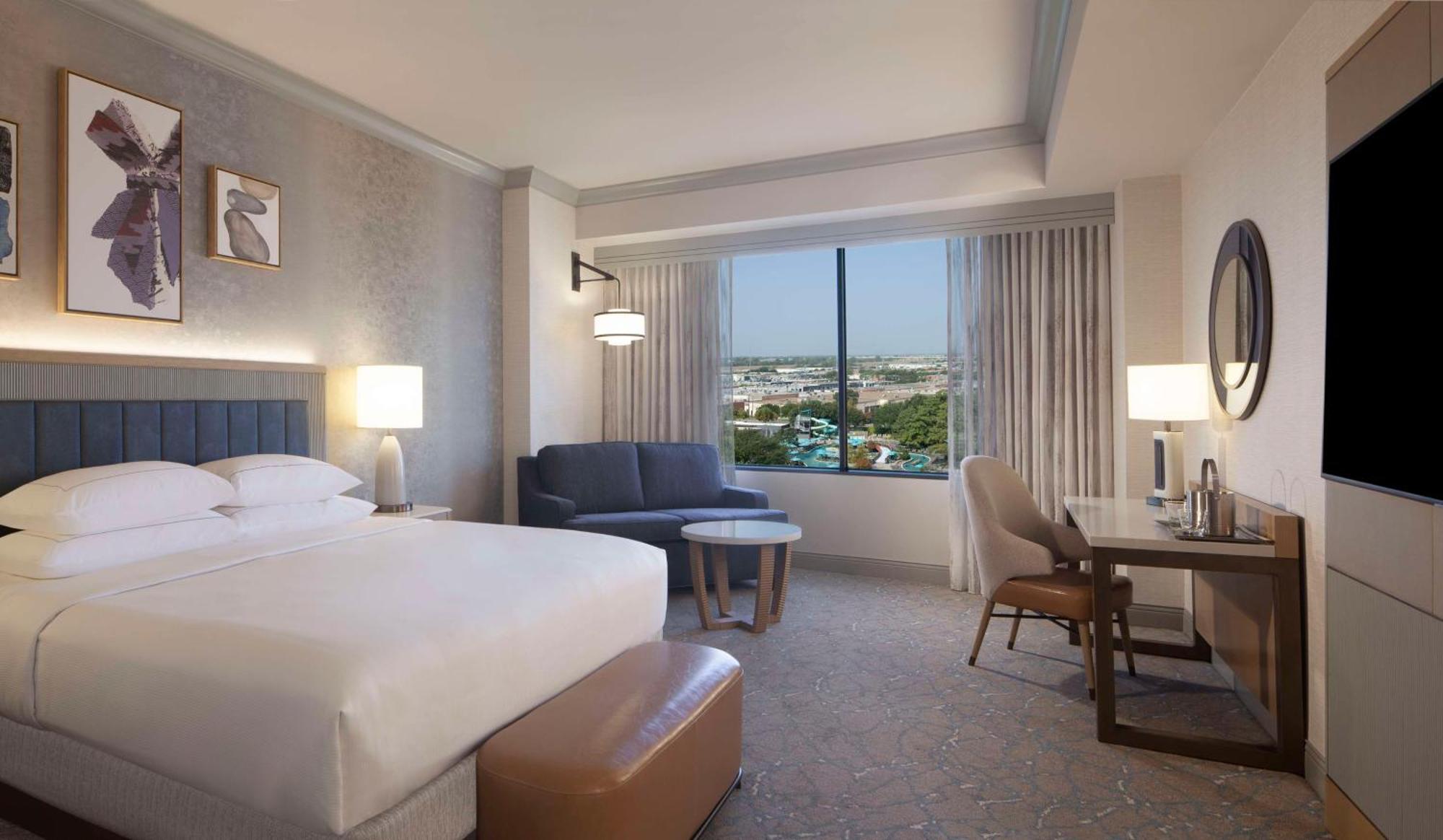 Tower King Room with Roll-in Shower - Mobility Accessible