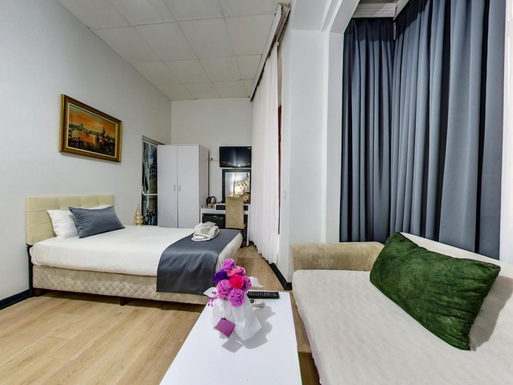 Deluxe Queen Suite
