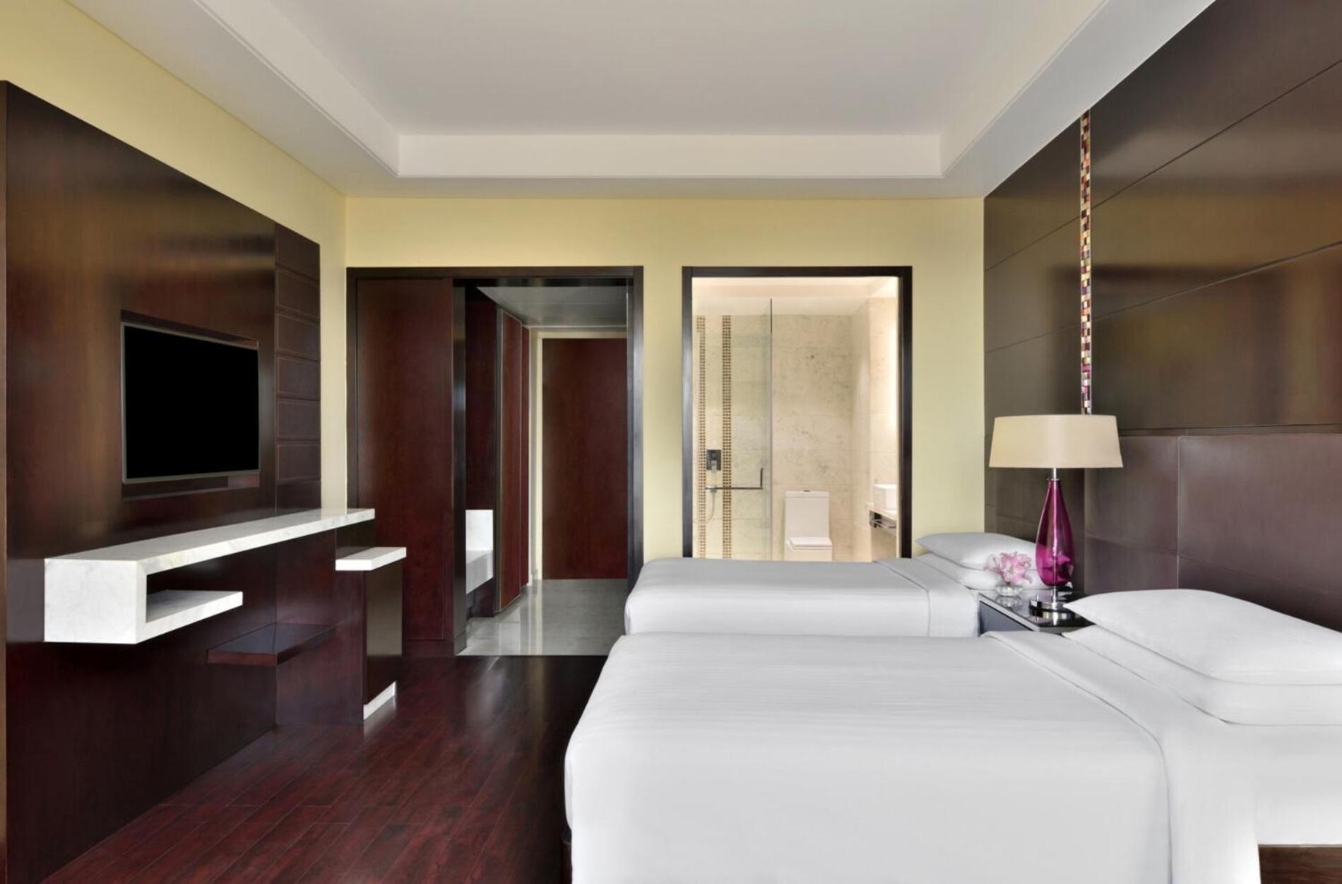 Executive Twin with Bath Tub, Cocktail hrs at Lounge18 with IMFL (6PM - 8PM), INR 1000 hotel Credit per stay on spa, food & soft beverages (non-cumulative), B1G1 on selected beer brands during 4PM-6PM at Lounge18,Happy Hrs at Jaipur Baking Company(7-