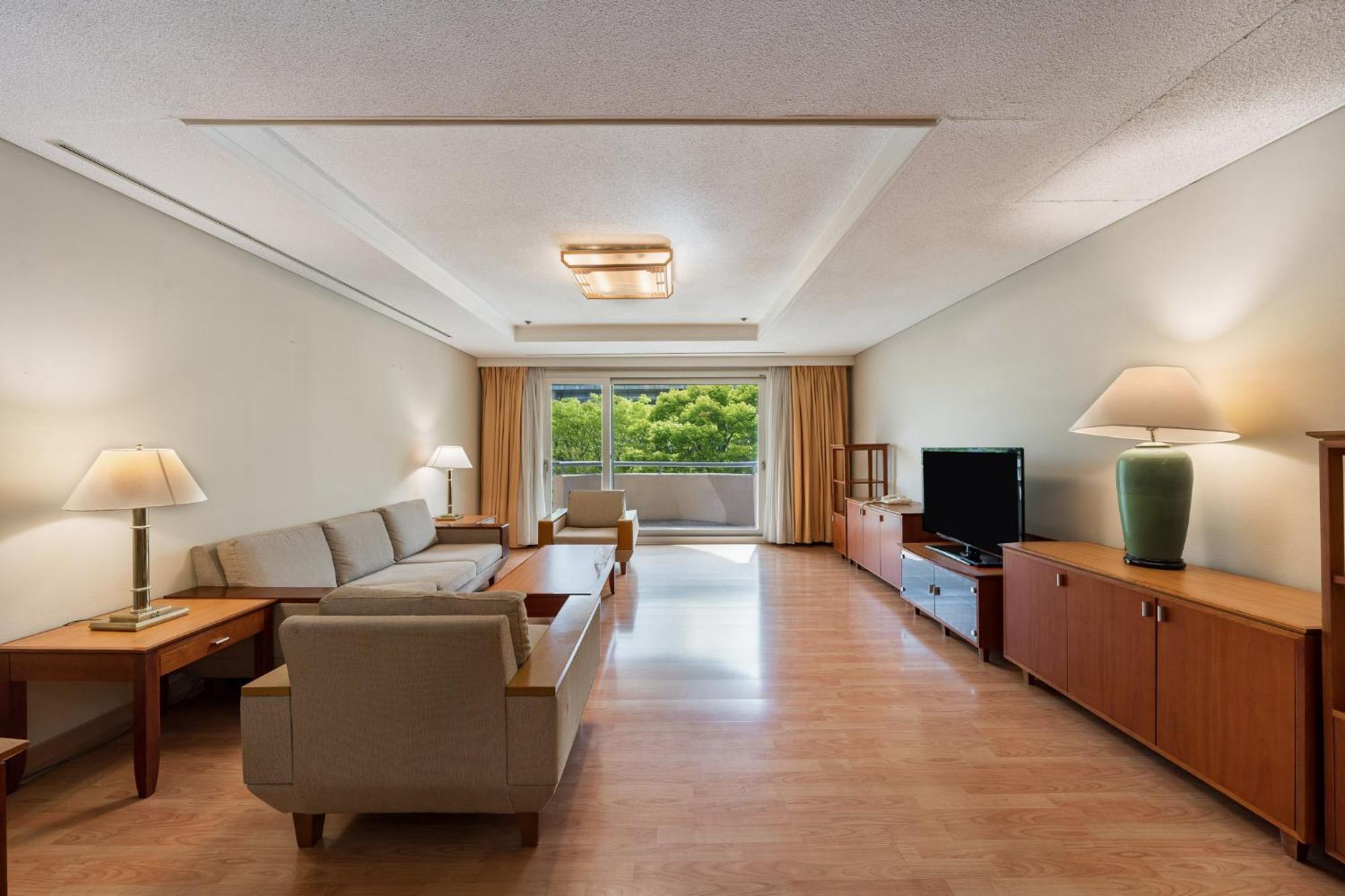 Grand Suite Three-Bedroom Apartment