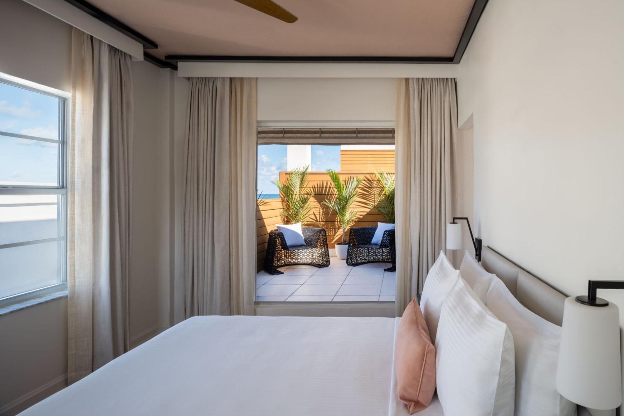 Premium Zimmer mit Queensize-Bett, seitlichem Meerblick und Dachterrasse