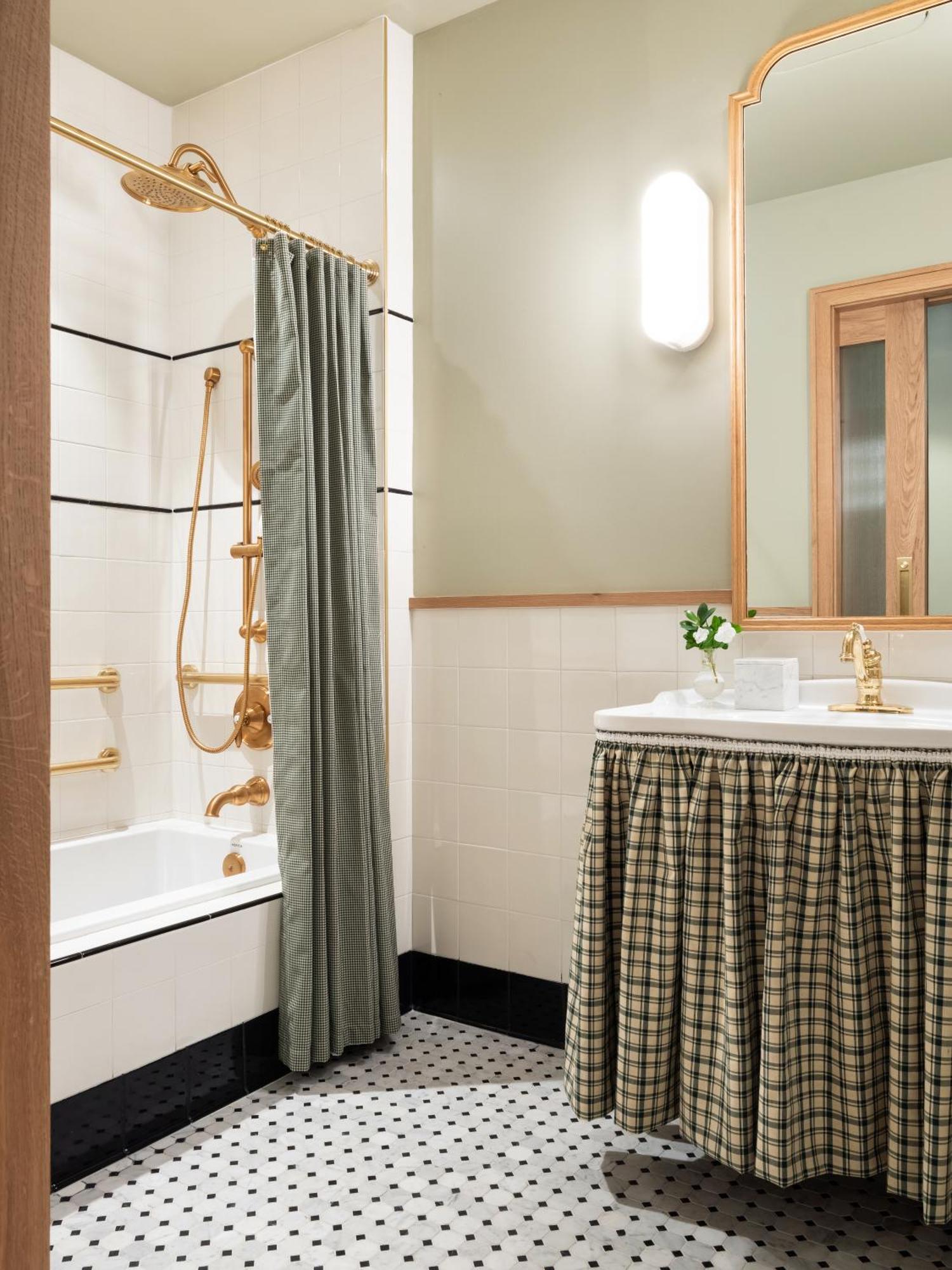 King Room Roll Shower Disability Access