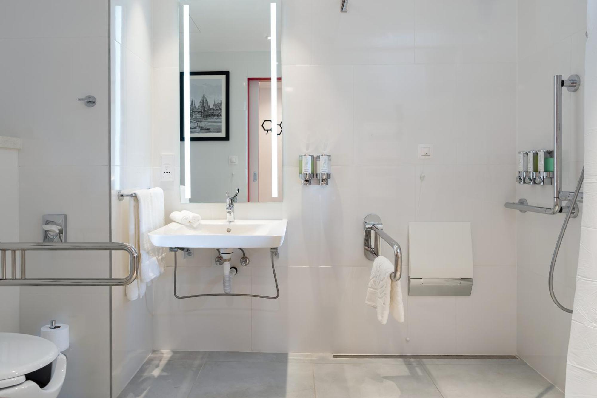 Queen Room Accessible