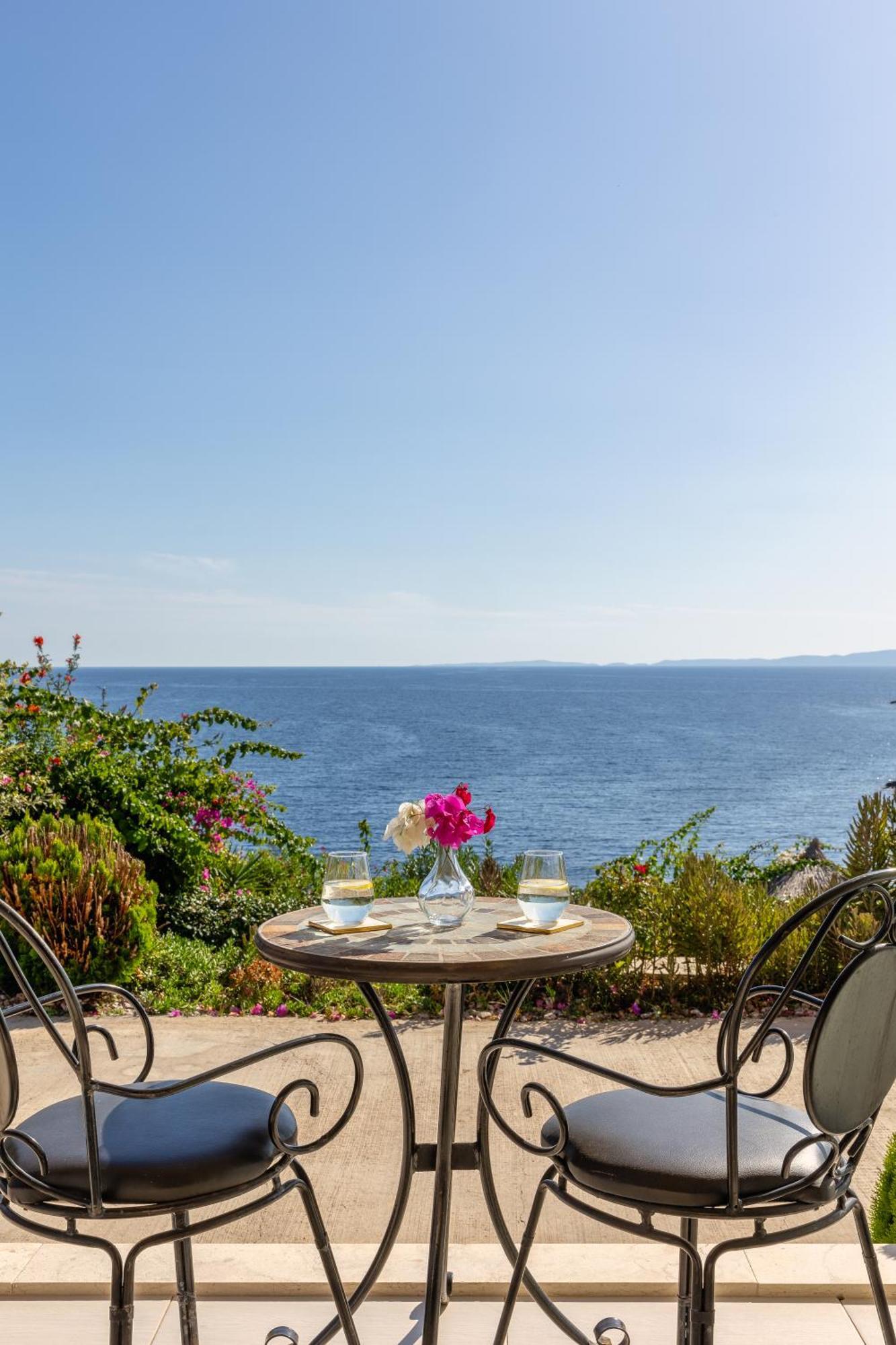 One-Bedroom Suite with Patio and Sea View