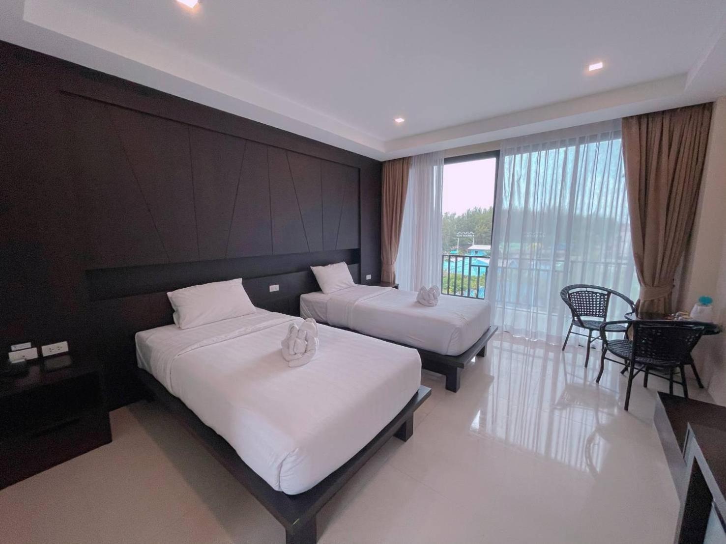 Chambre Lits Jumeaux Supérieure avec Vue sur la Piscine