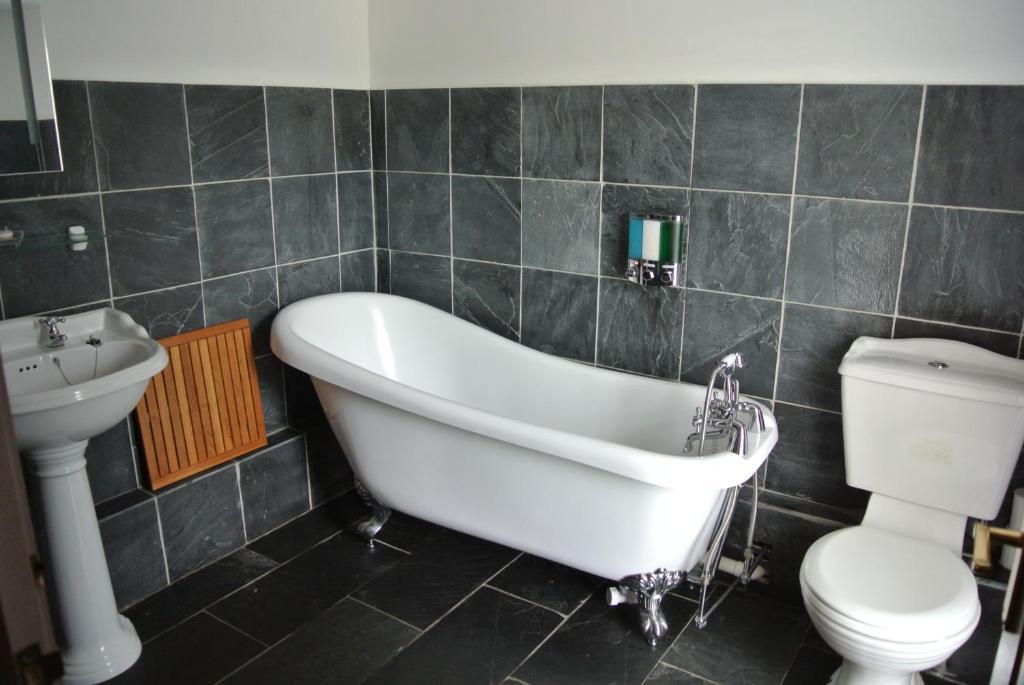 Falls View Double Room Bath