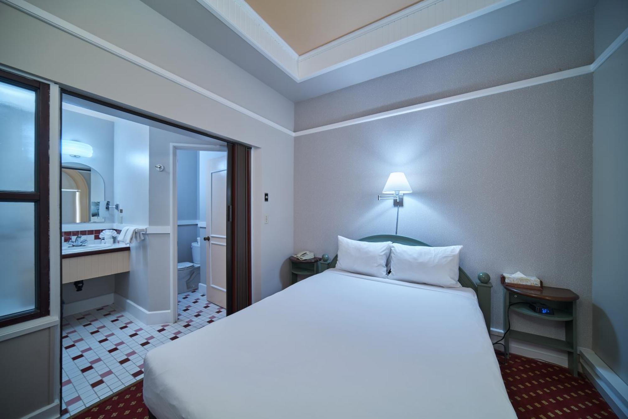 Queen Room Jetted Tub Non-Smoking