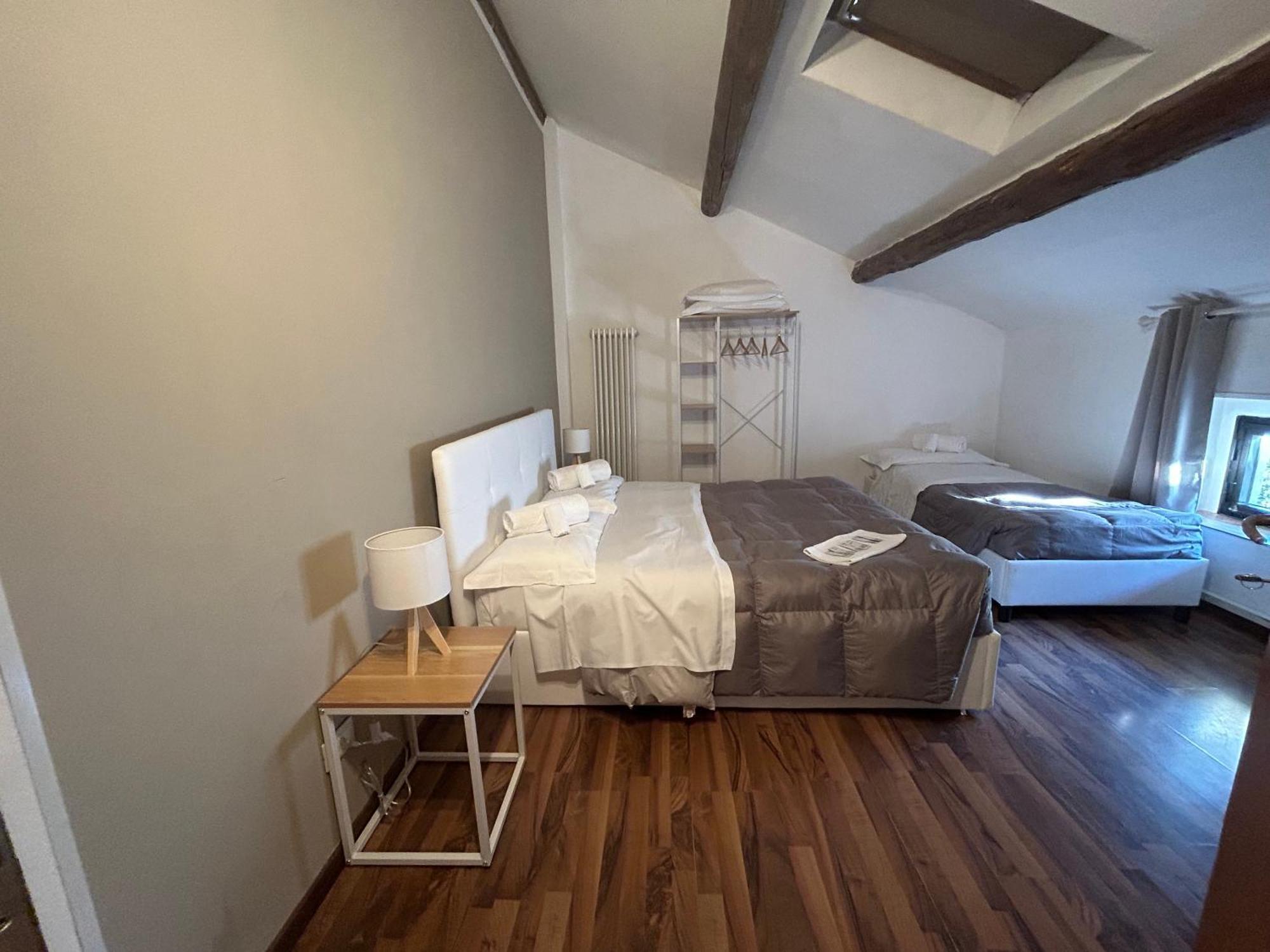 Driepersoonskamer met Gedeelde Badkamer - Zolder