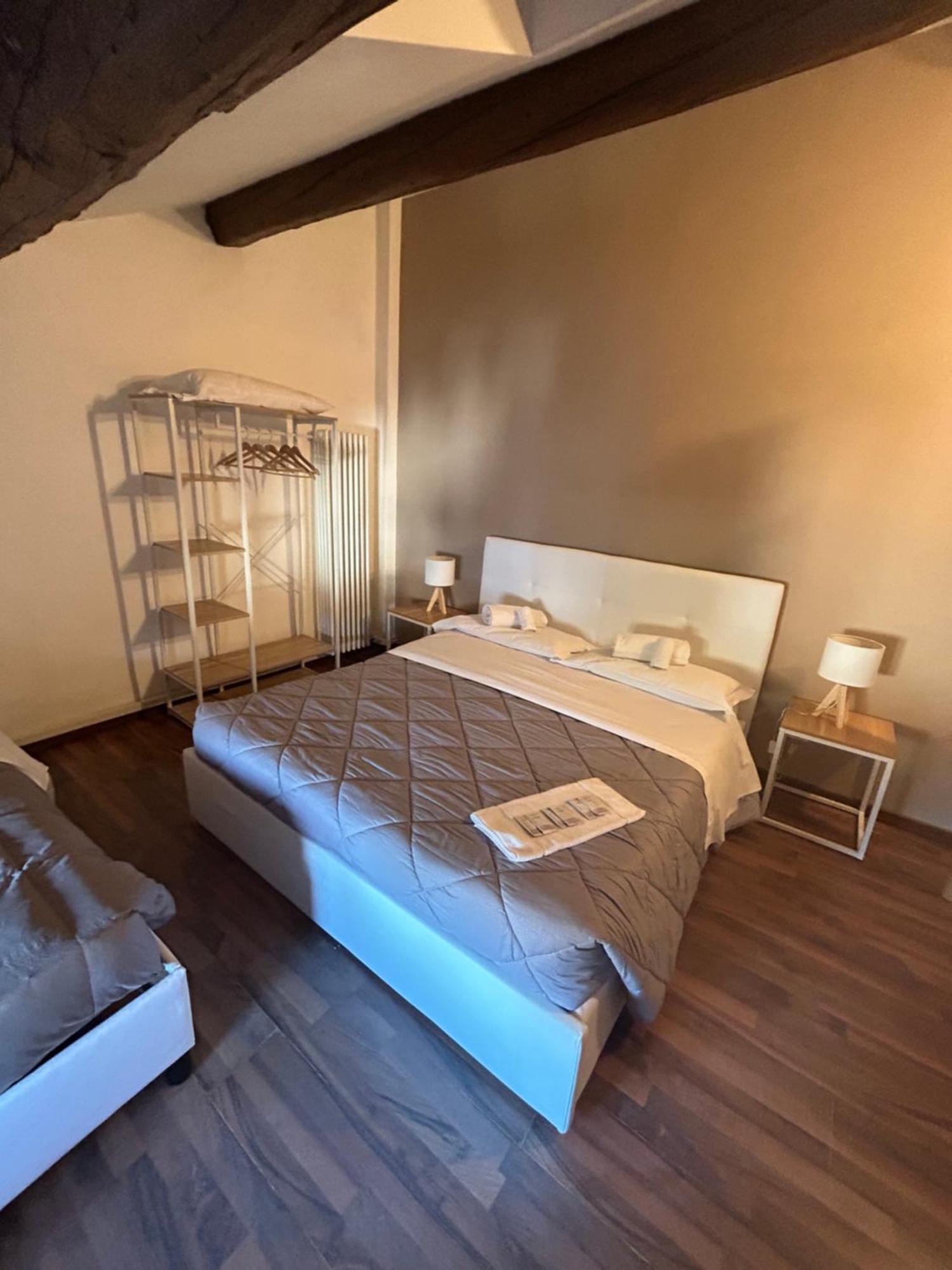 Driepersoonskamer met Eigen Externe Badkamer - Zolder