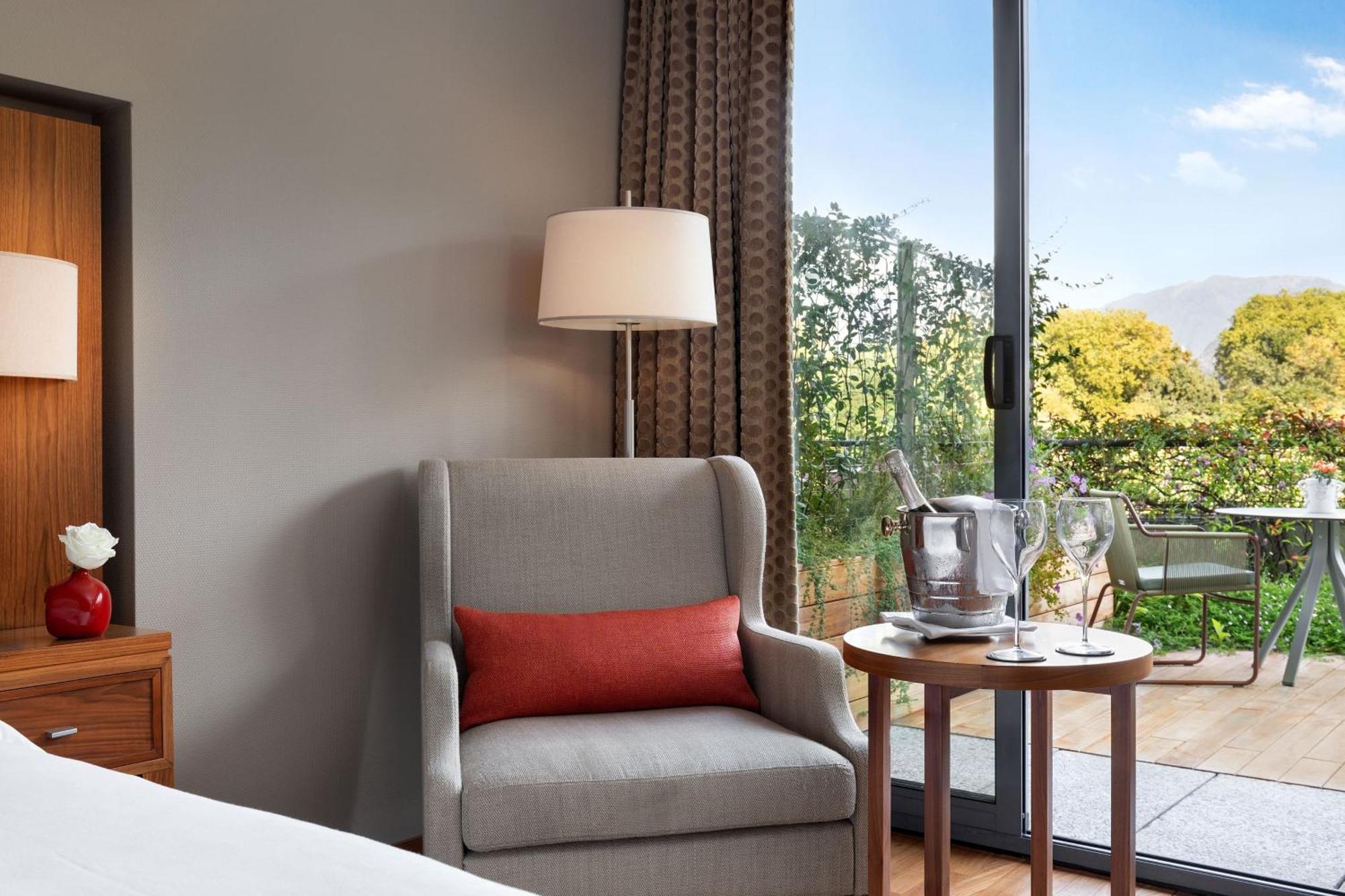 Habitación doble deluxe con cama grande y balcón