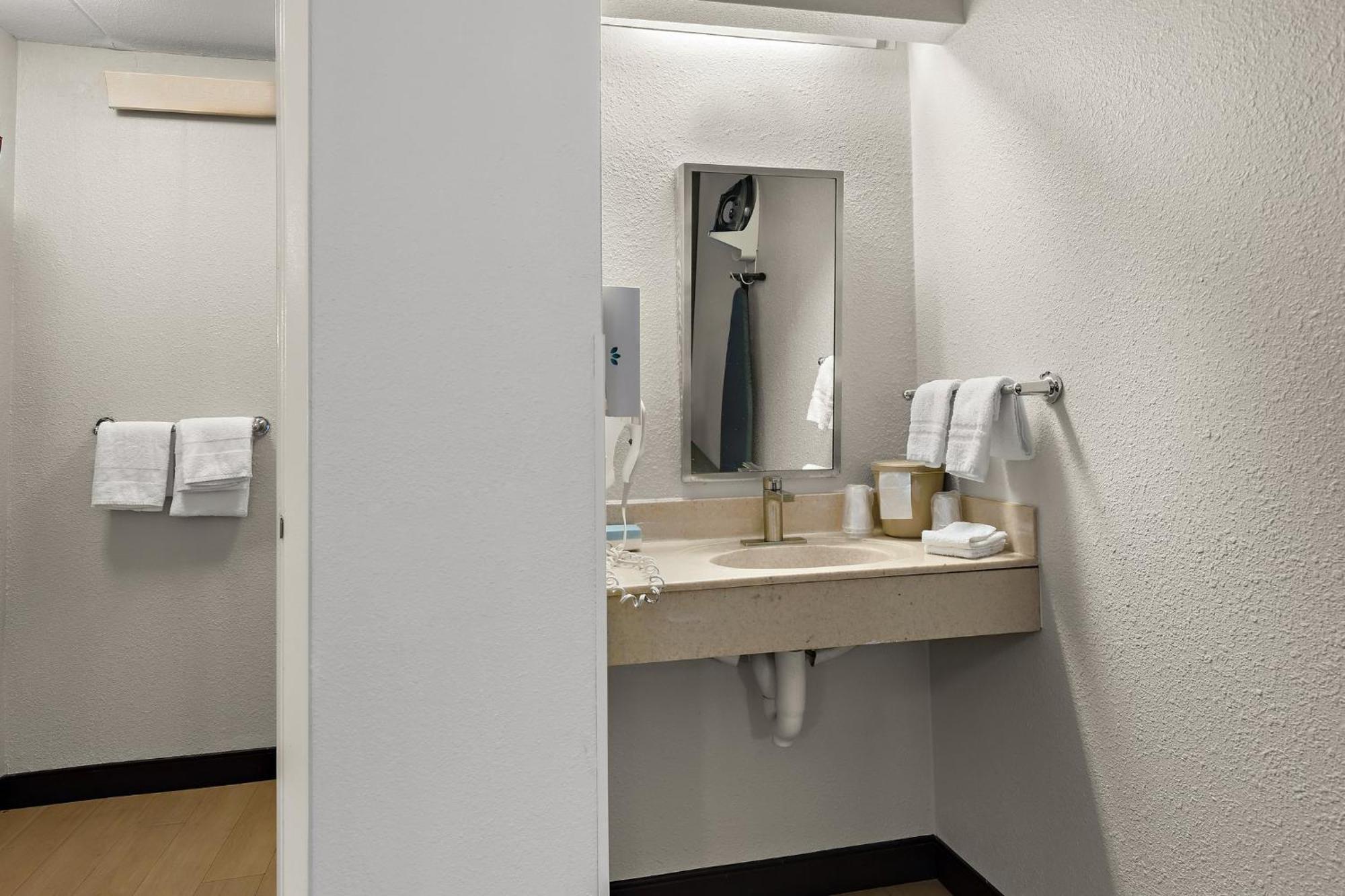 Superior Zimmer mit Kingsize-Bett und rollstuhlgerechter Dusche – barrierefrei, Nichtraucher