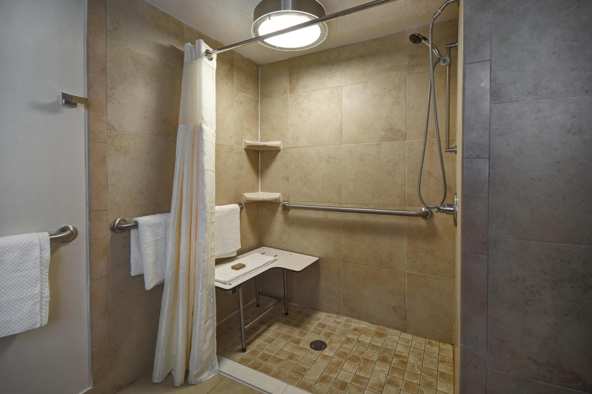 Zimmer mit Queensize-Bett und rollstuhlgerechter Dusche - barrierefrei/Nichtraucher