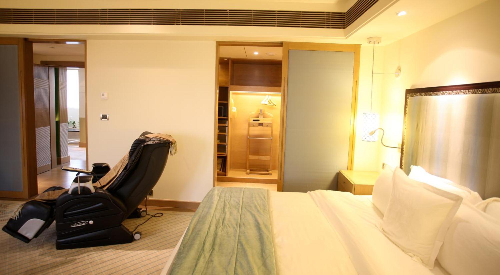 ITC One Club level Guest room 1 King Pool view Balcony