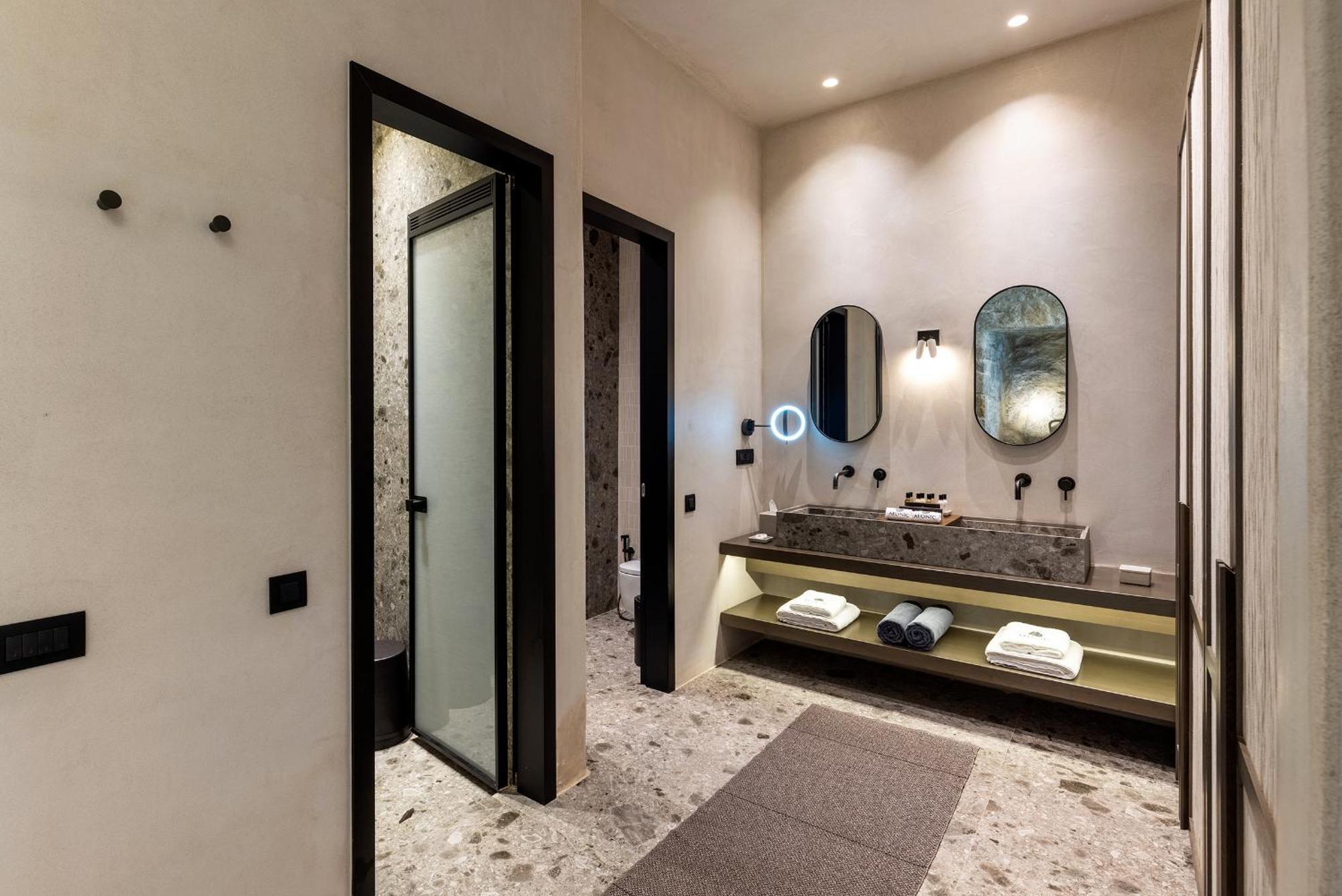 STONE Suite met Privézwembad en Uitzicht op de Tuin