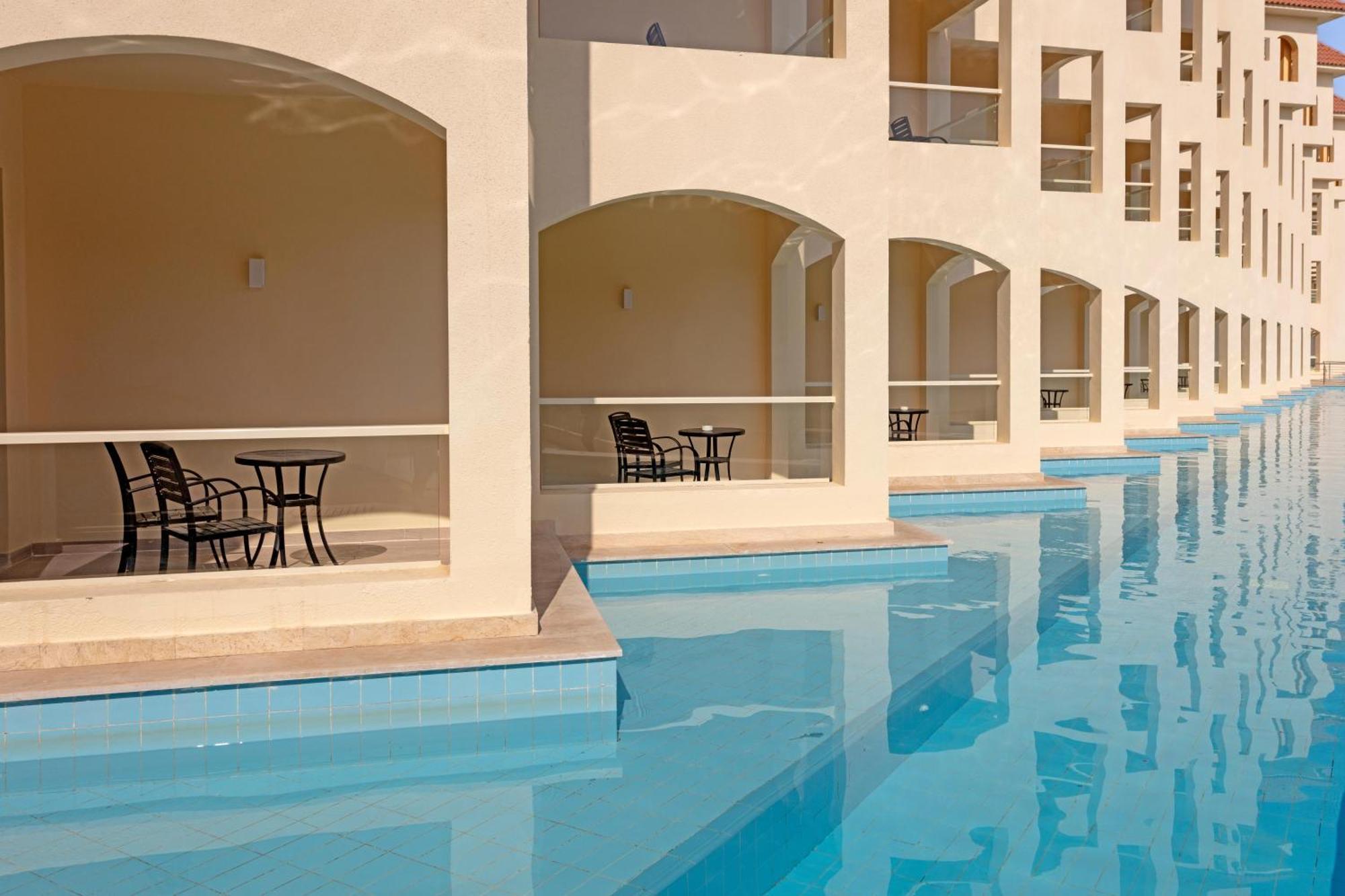 Main Building Superior Swim Up Room