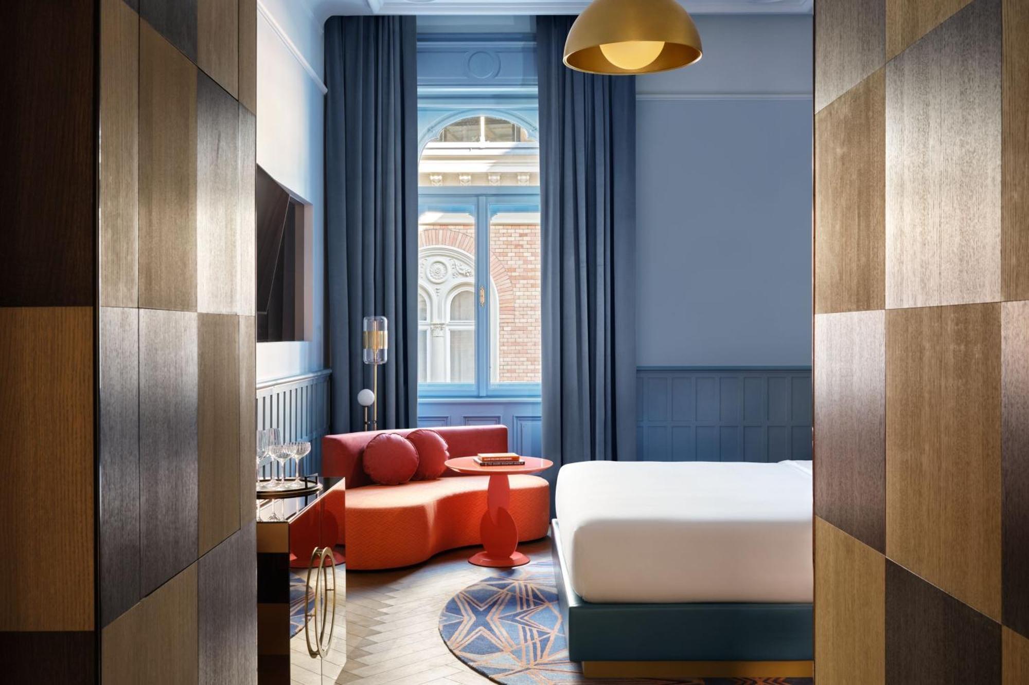 Deluxe King Room Street View
