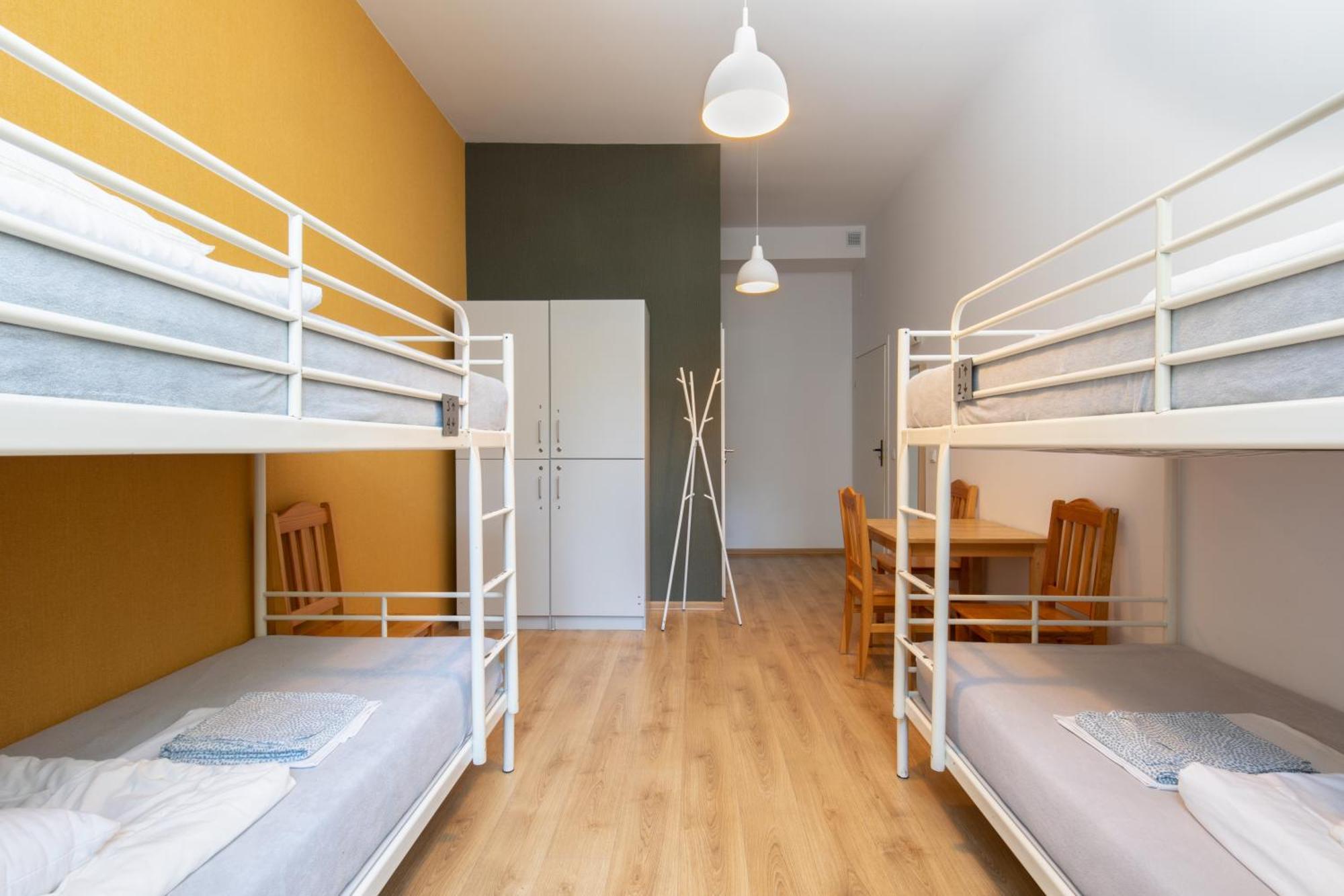Cama en dormitorio compartido de 4 camas con baño privado
