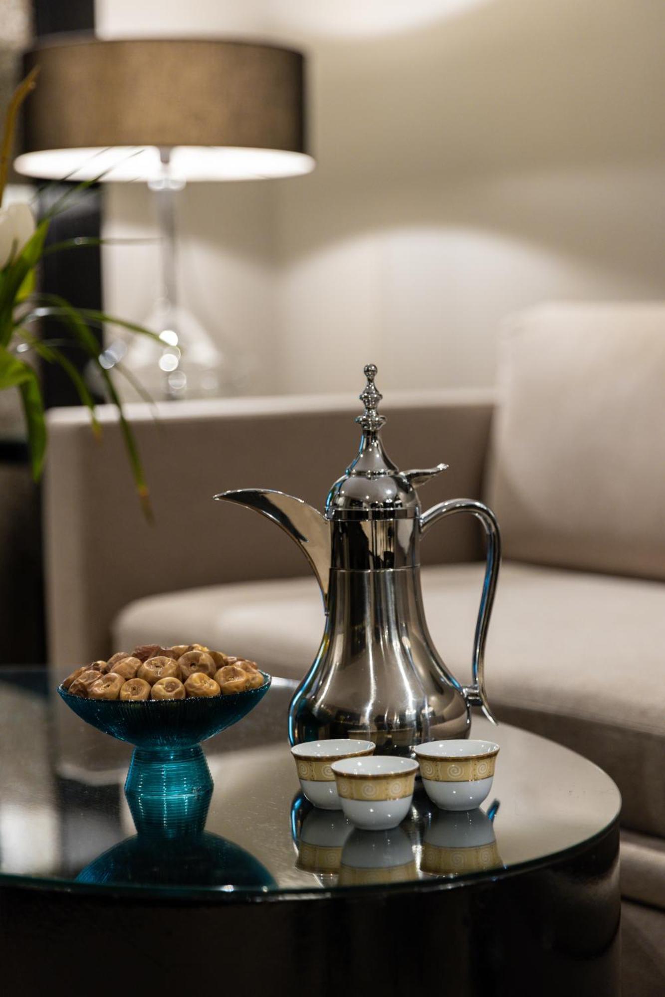Suite Lit King-Size Prestige - Vue Partielle sur Haram Plaza