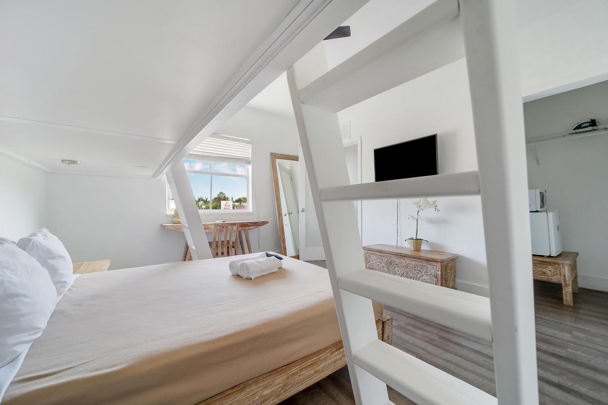 Family Room - Queen Bed and Two Twin Beds  (Self Check-in),1542106621:JPEG
