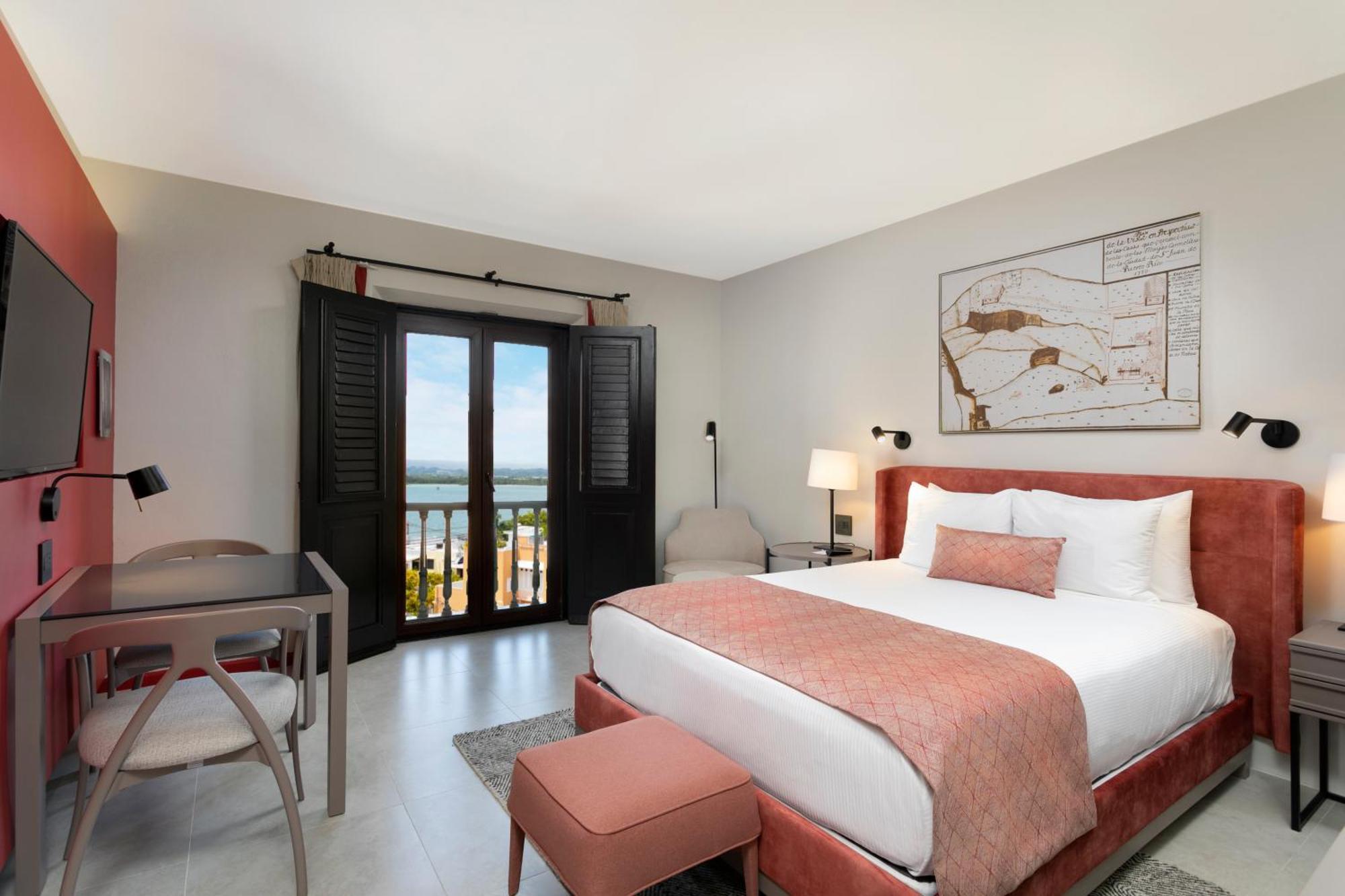 Zimmer mit Queensize-Bett und Blick auf die Bucht