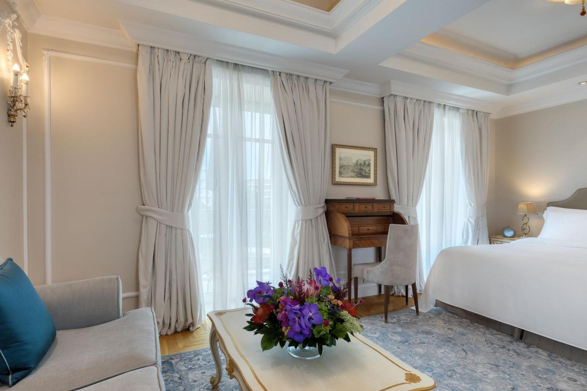 Deluxe Guest room 1 King City view