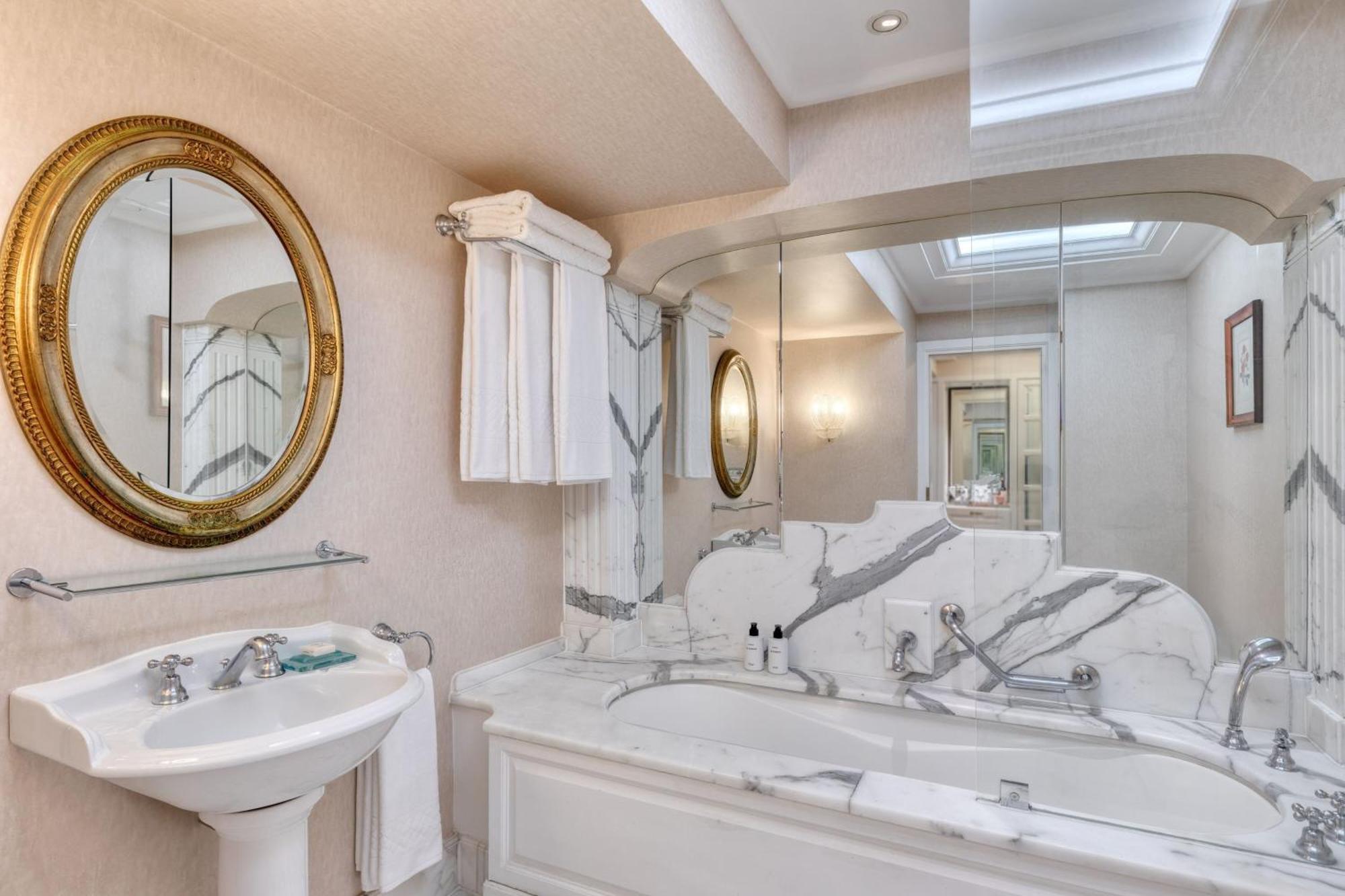 Deluxe Acropolis Guest room 1 King City view