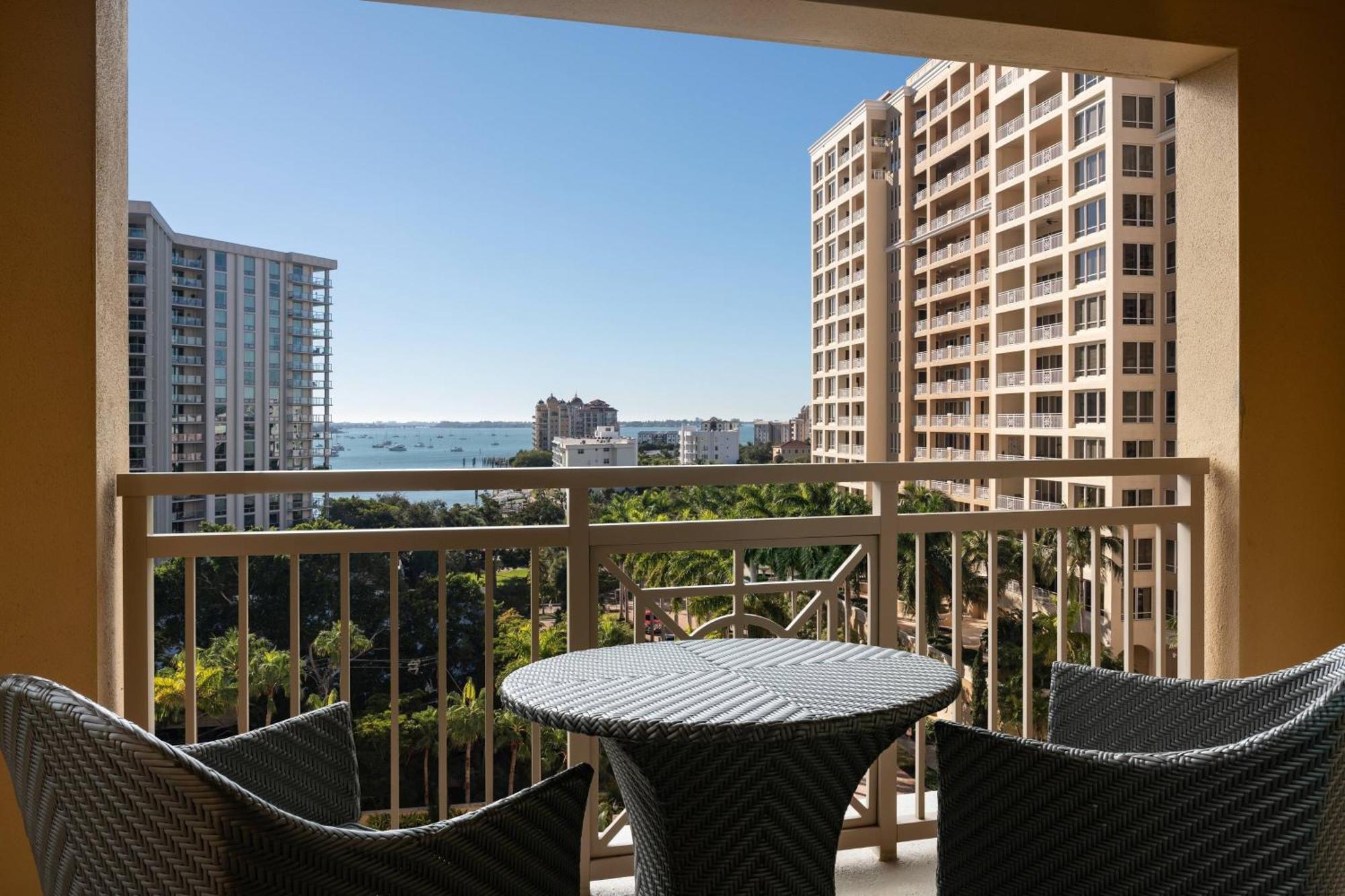 Quarto com 1 Cama King-size, Varanda e Vista da Marina