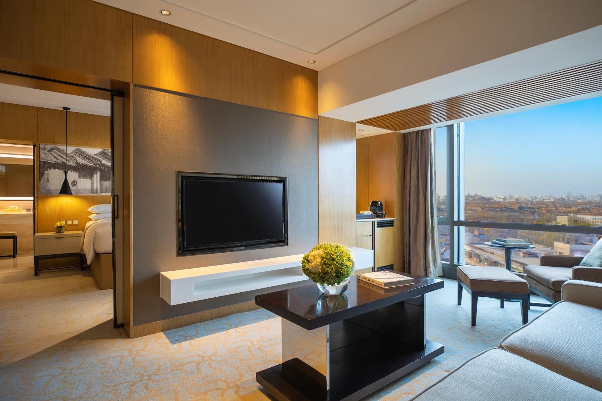 Club King Suite Lounge Access Afternoon tea Happy hour Drink time 2 pairs of pants or jeans washing service per,1543895941:JPEG