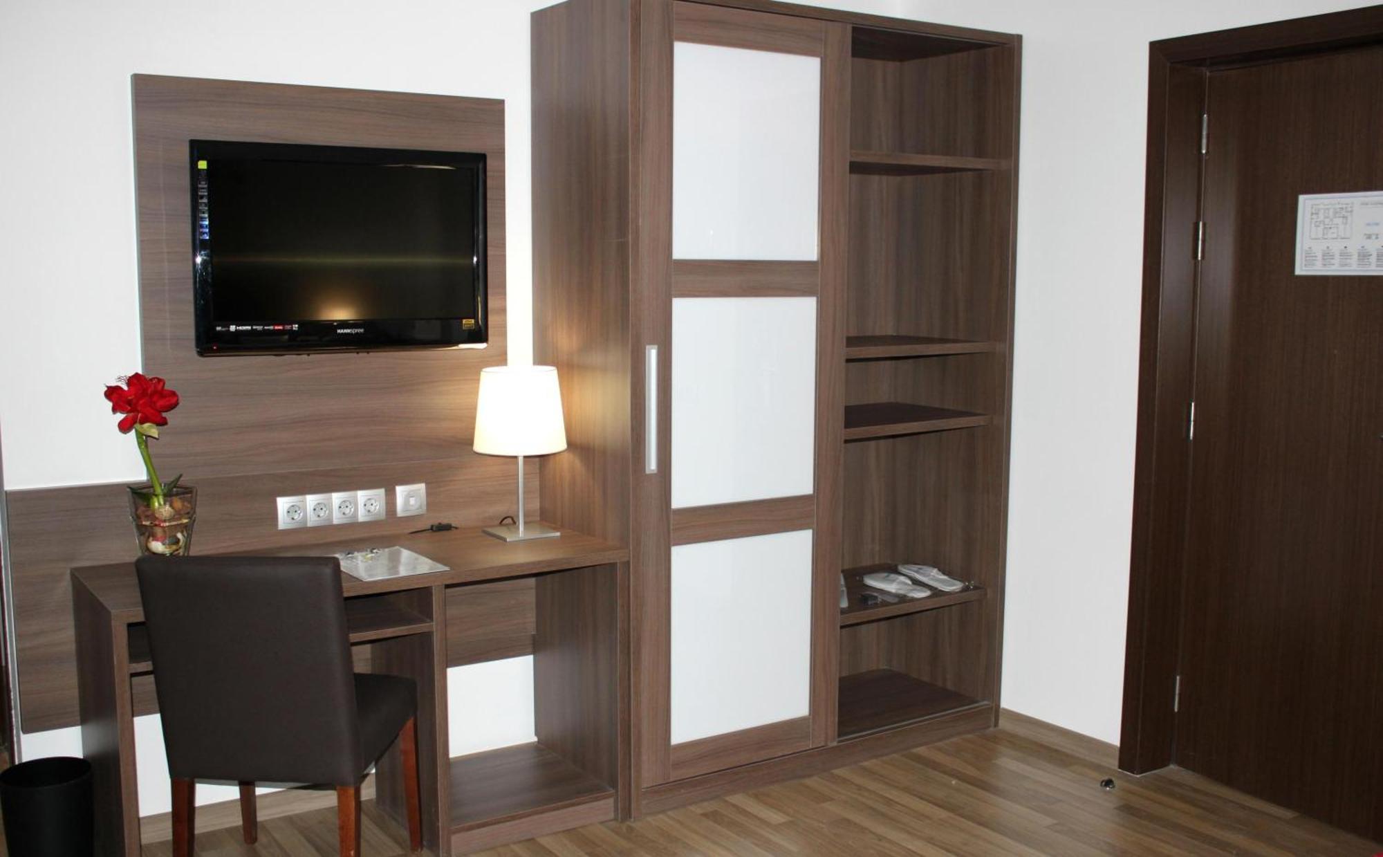 Twin Room,1544097517:JPEG