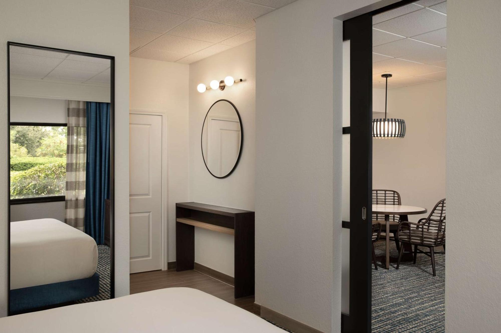 Quarto com Cama King-size e Banheira - Acessível para Hóspedes com Mobilidade Reduzida