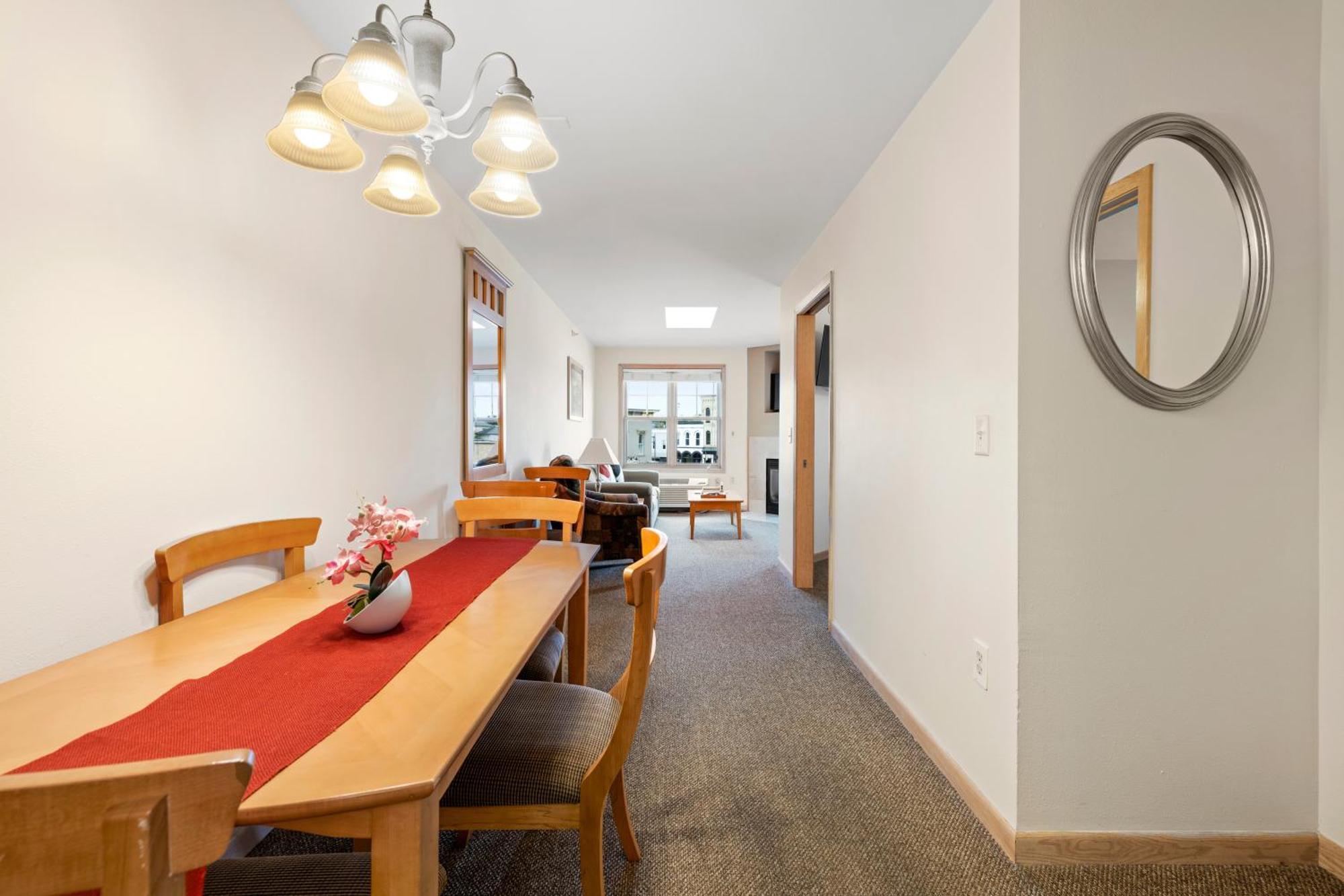 Deluxe Queen Suite
