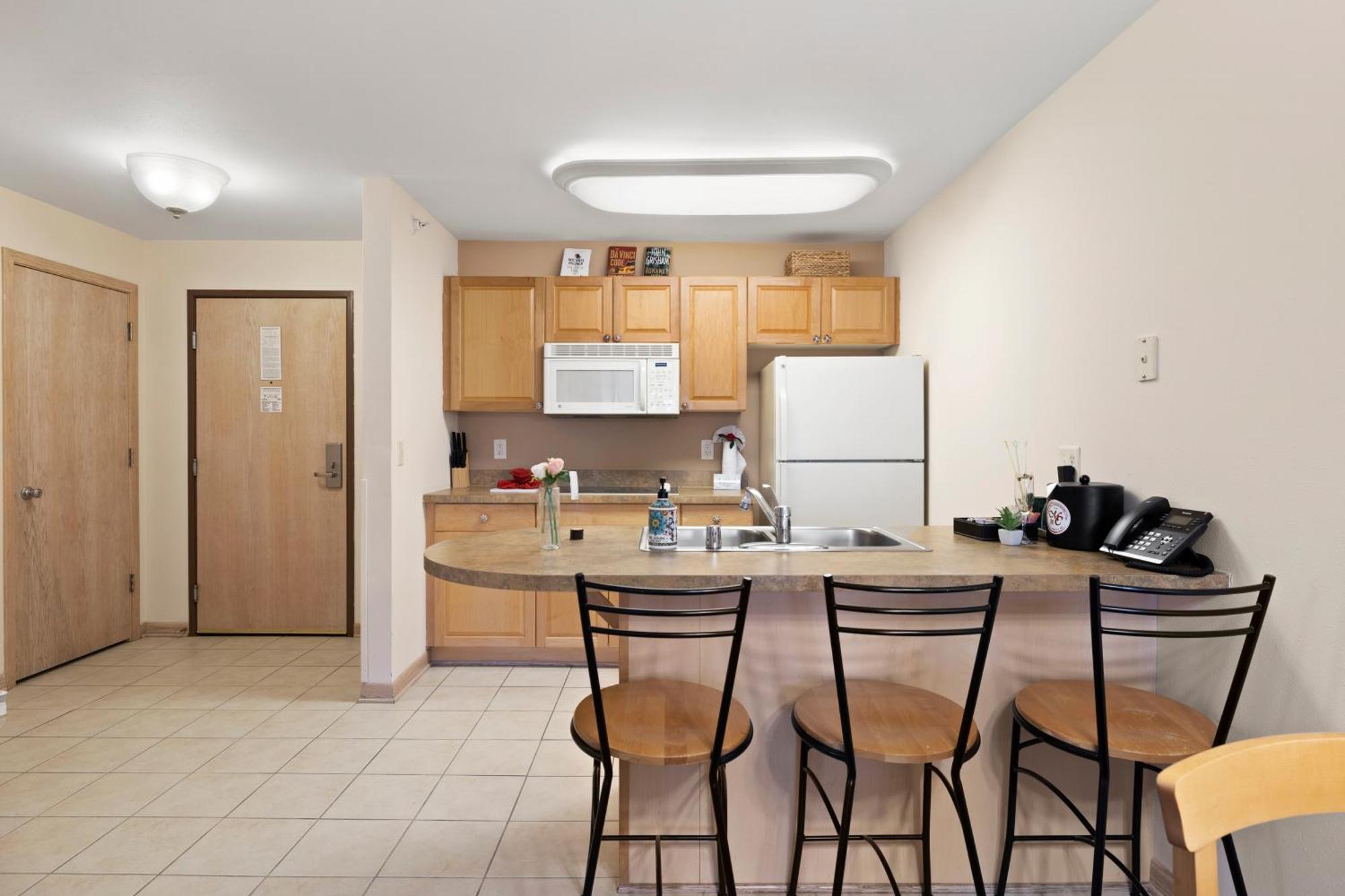 Deluxe Queen Suite
