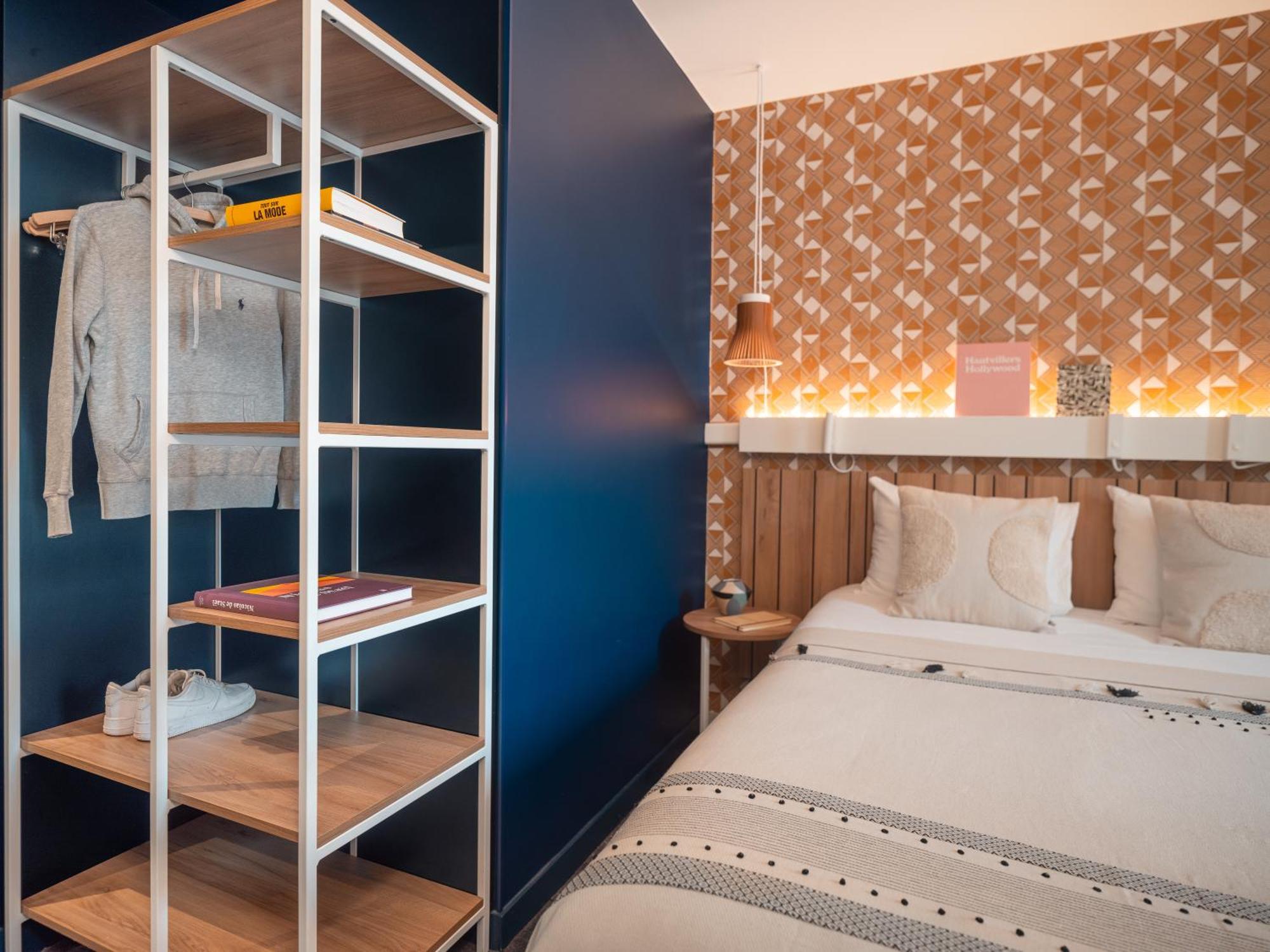 Driepersoonskamer met 1 tweepersoonsbed en 1 slaapbank
