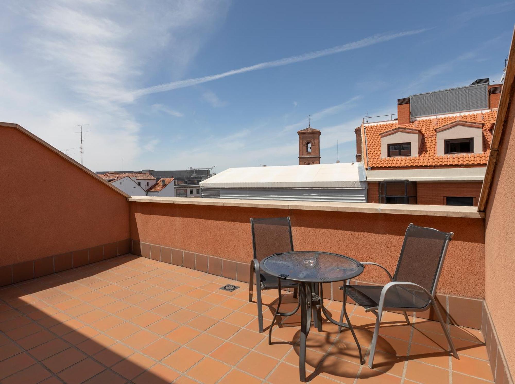 Quarto com Cama de Casal ou 2 de Solteiro e Terraço