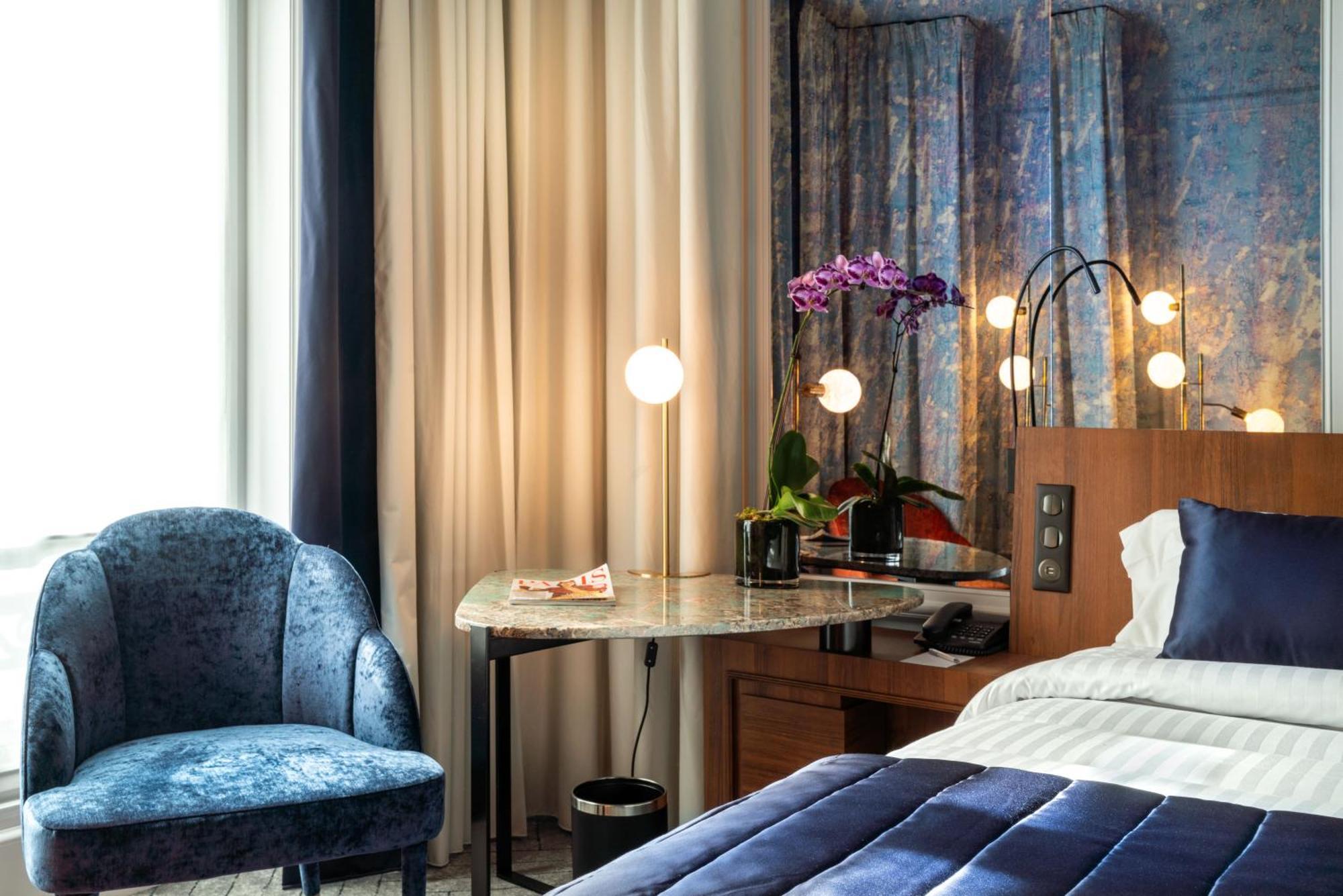 Signature Room One Queen Bed