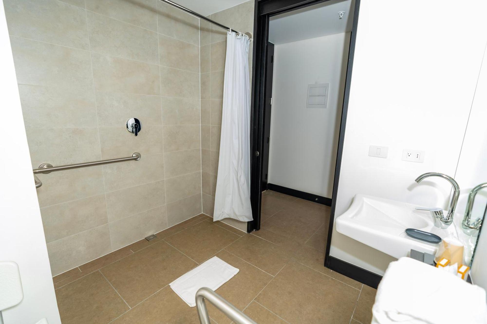 Habitación con ducha a ras de suelo - 1 cama grande - Adaptada para personas de movilidad reducida - No fumadores