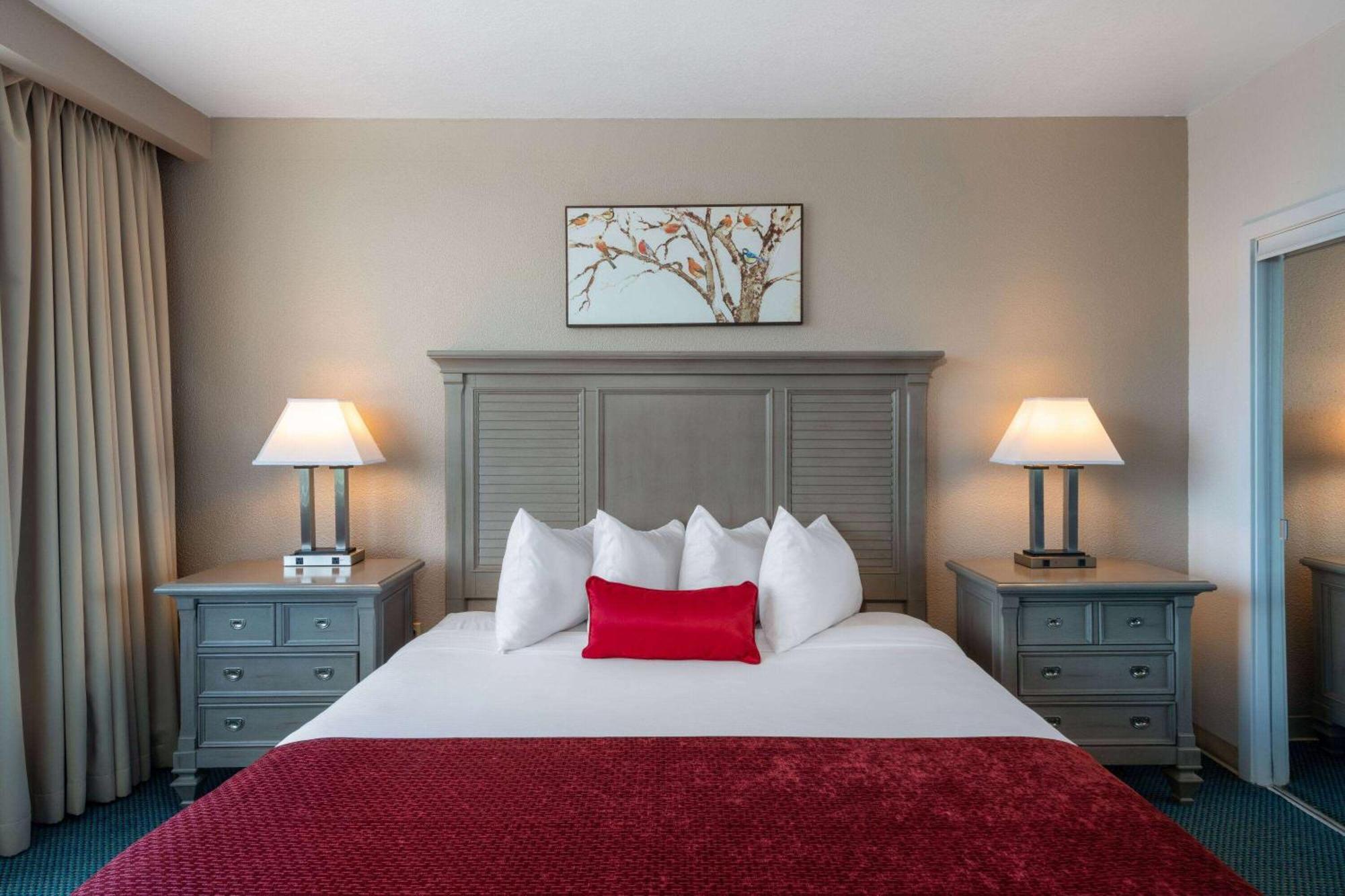 Deluxe King Tower Suite with Sofa Bed,1545715621:JPEG
