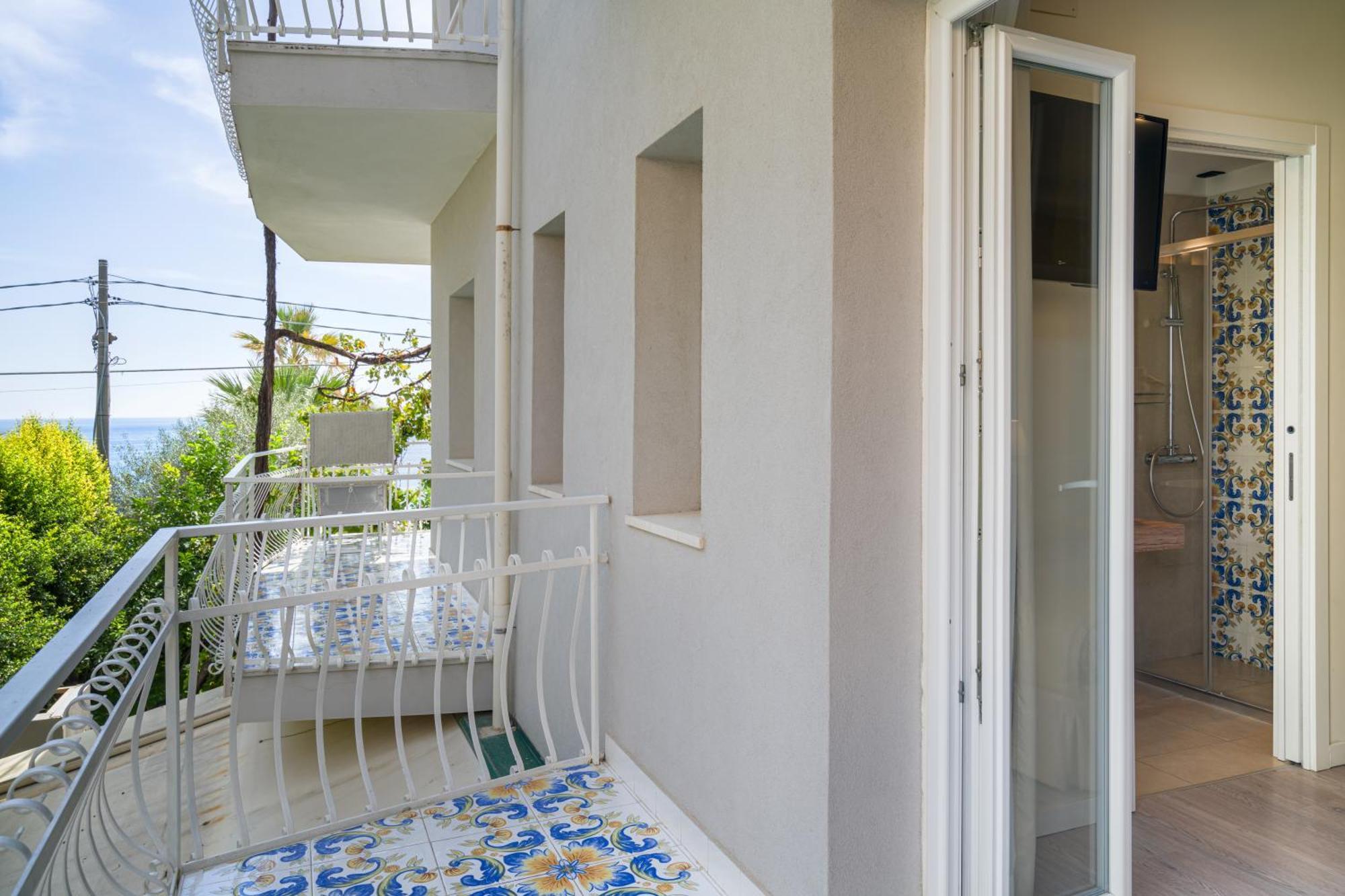 Chambre Triple Classique - Vue Latérale sur Mer