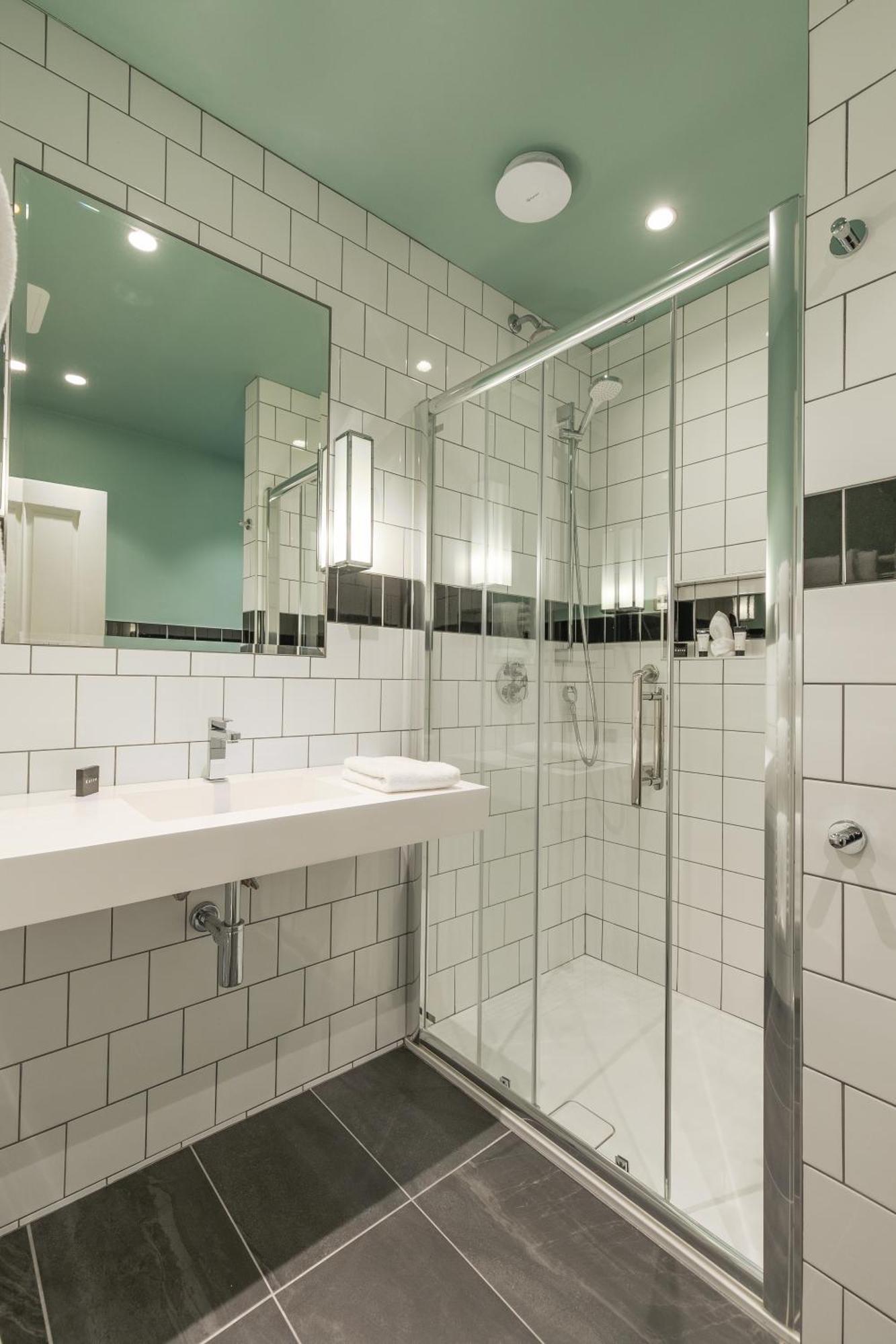 Comfort Triple Room Shower,1546397965:JPEG