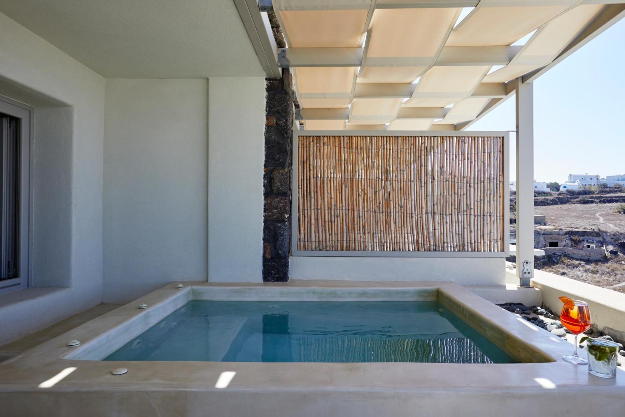 Deluxe Suite outdoor heated Hot Hydromassage Tub