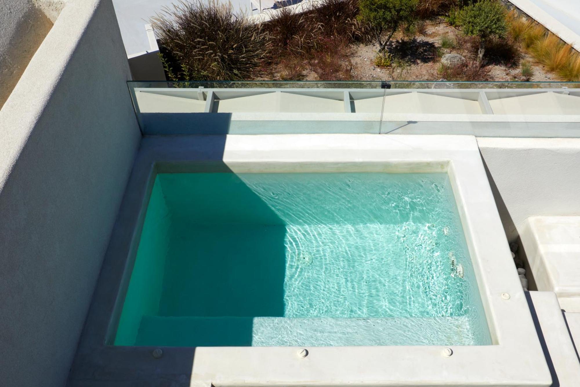 Honeymoon Suite Outdoor Heated Jetted Tub